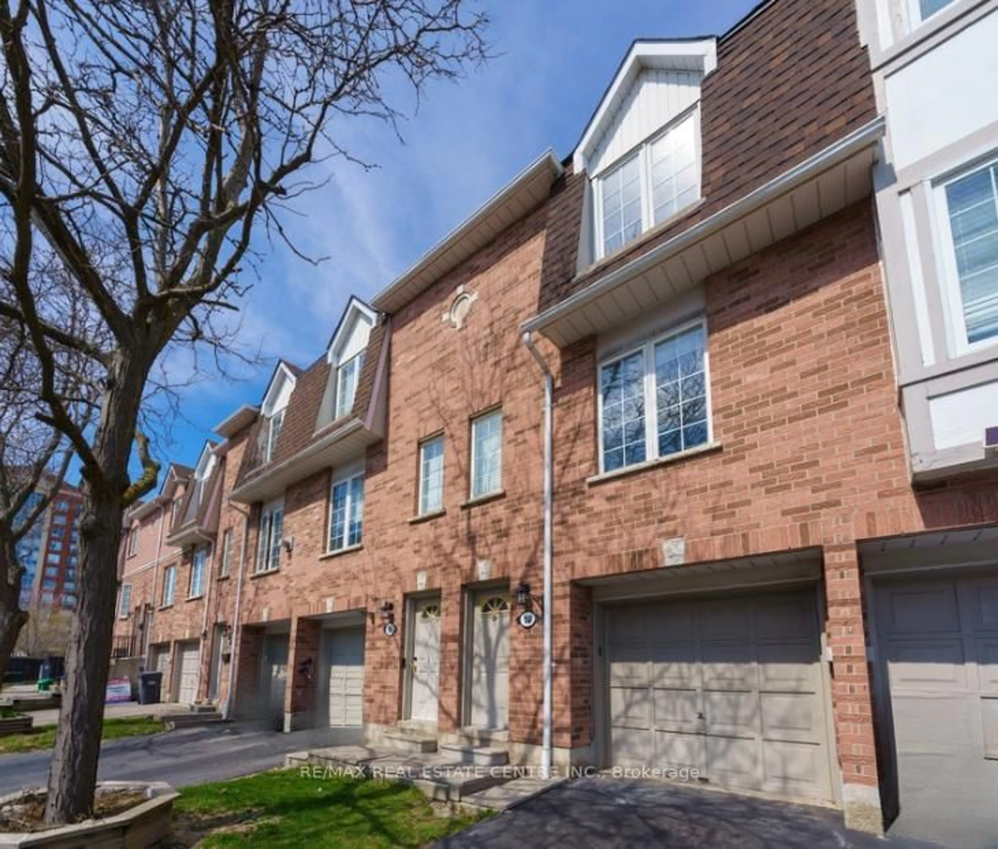 Home with brick exterior material, street for 1525 South Parade Crt #18, Mississauga Ontario L5M 6E9