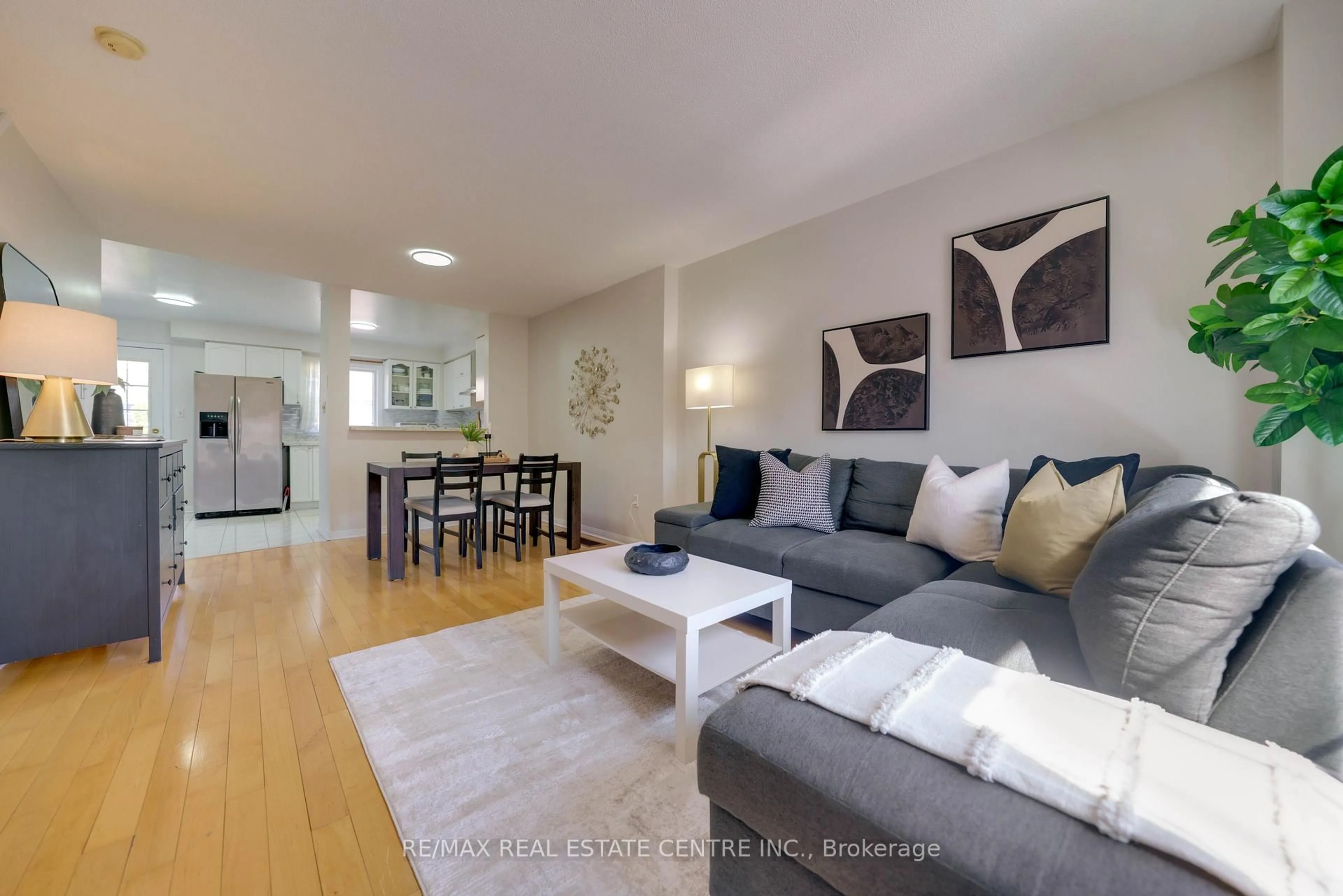 Living room with furniture, unknown for 1525 South Parade Crt #18, Mississauga Ontario L5M 6E9