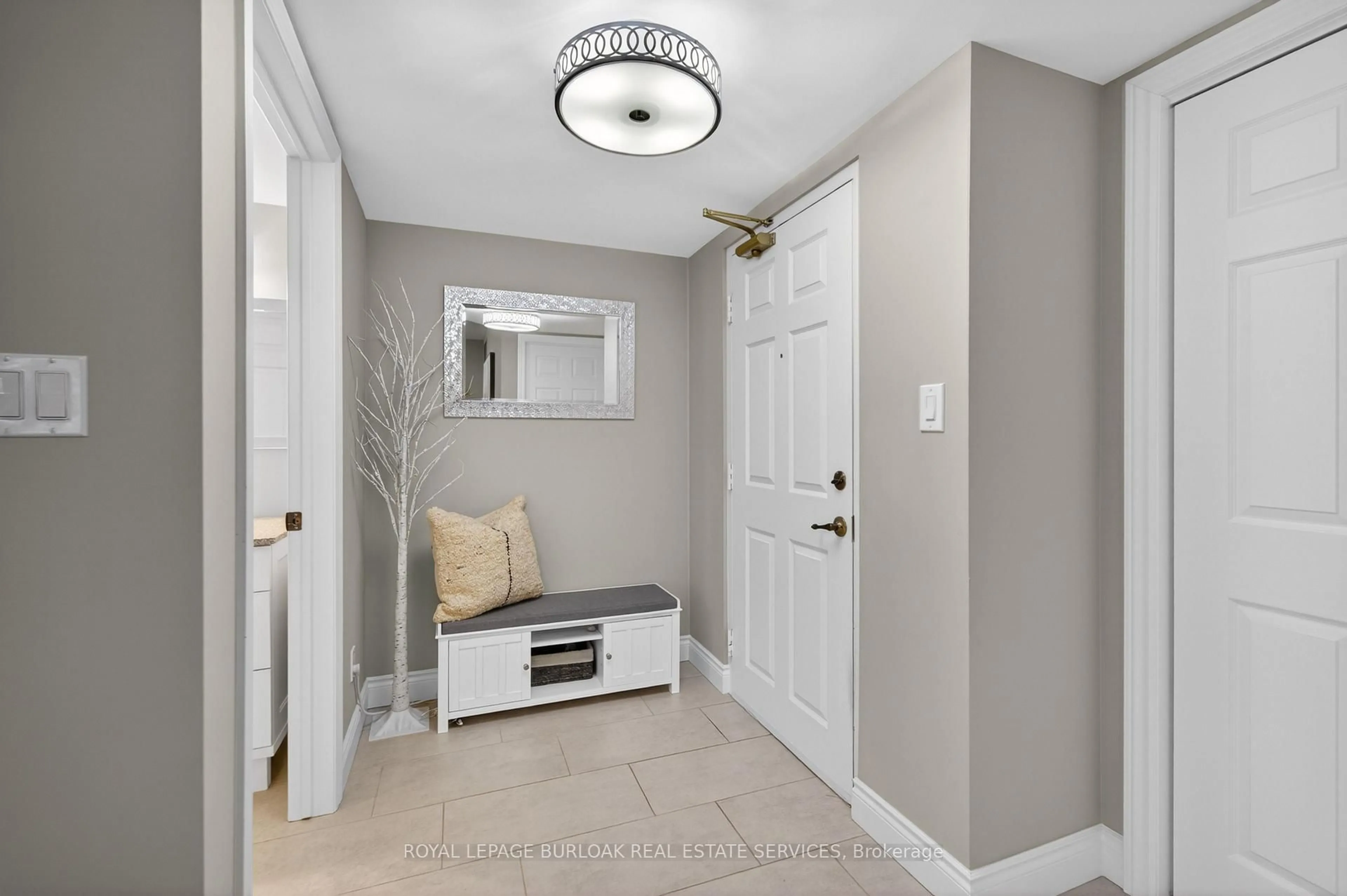 Indoor entryway for 2045 Appleby Line #113, Burlington Ontario L7L 7G9