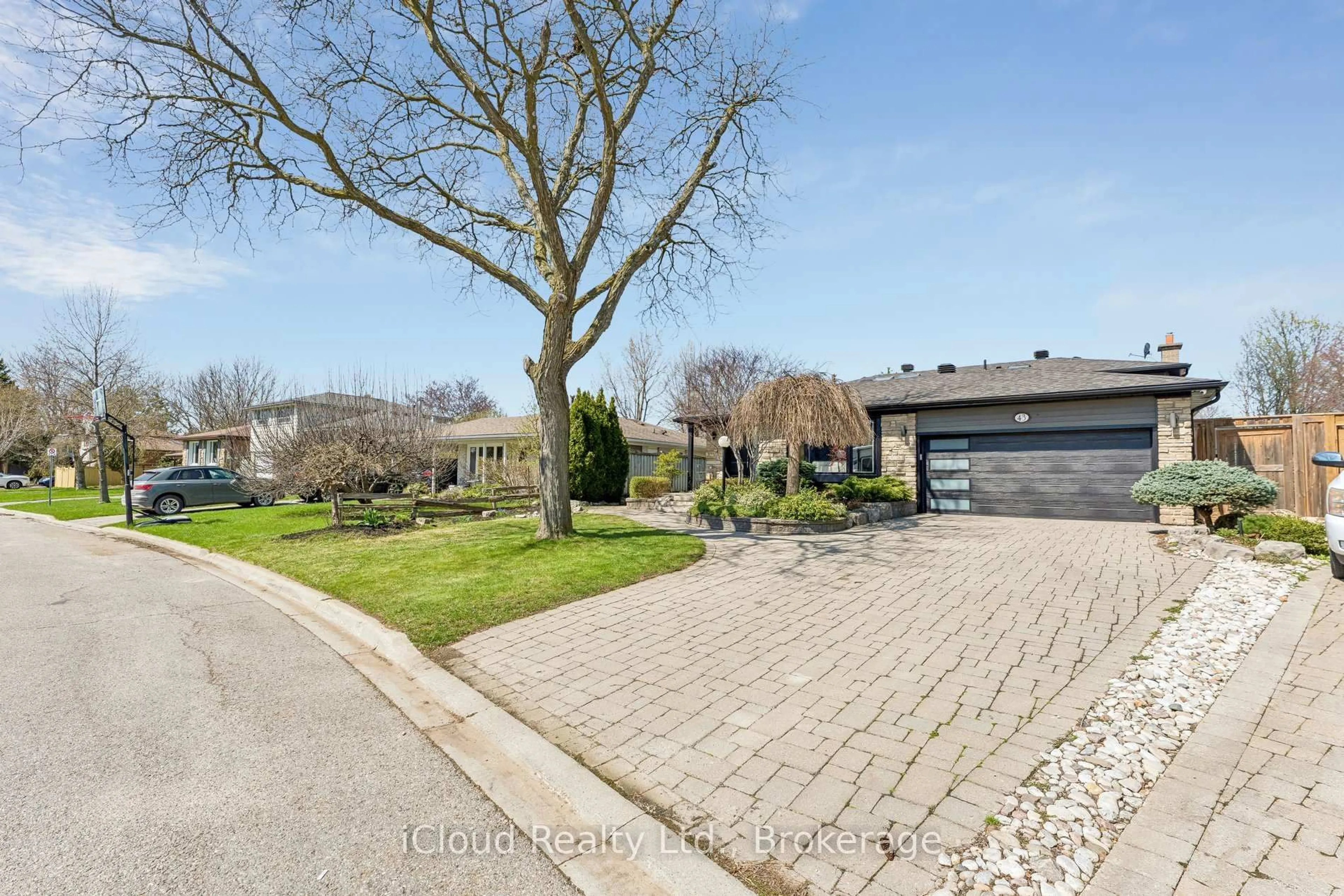 A pic from outside/outdoor area/front of a property/back of a property/a pic from drone, street for 43 Ferndale Cres, Brampton Ontario L6W 1G1