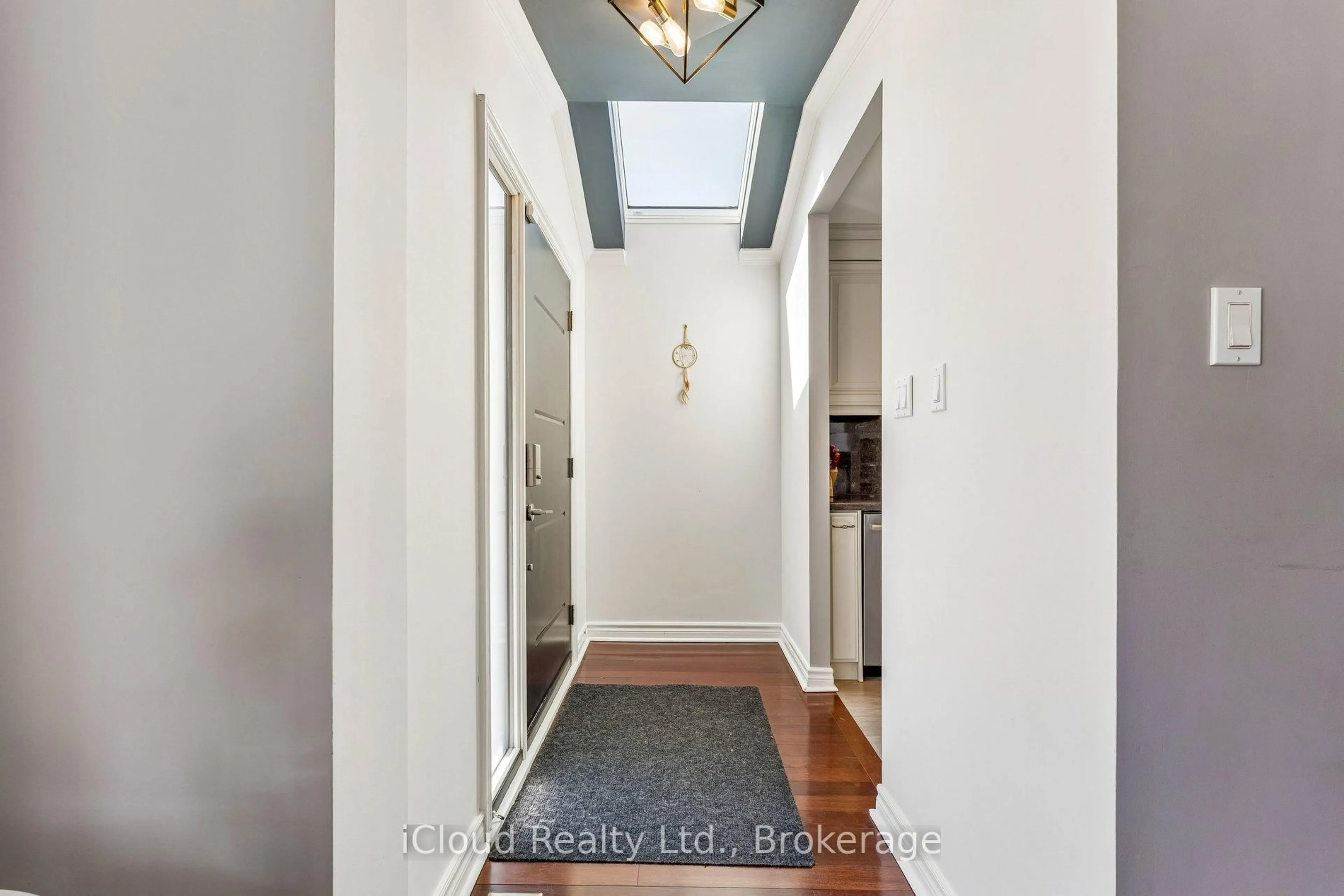 Indoor entryway for 43 Ferndale Cres, Brampton Ontario L6W 1G1