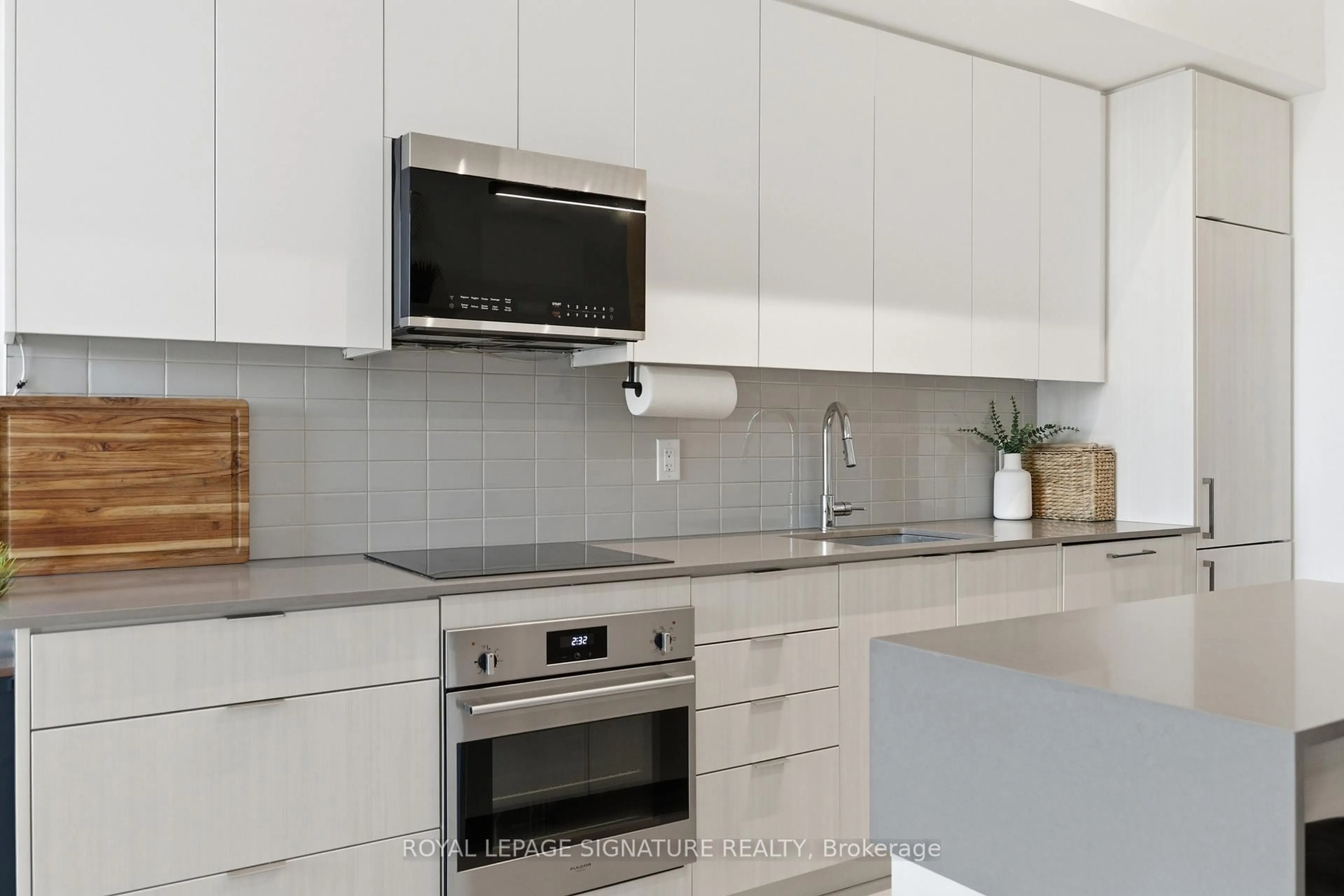 Unknown for 2489 Taunton Rd #214, Oakville Ontario L6H 3R9