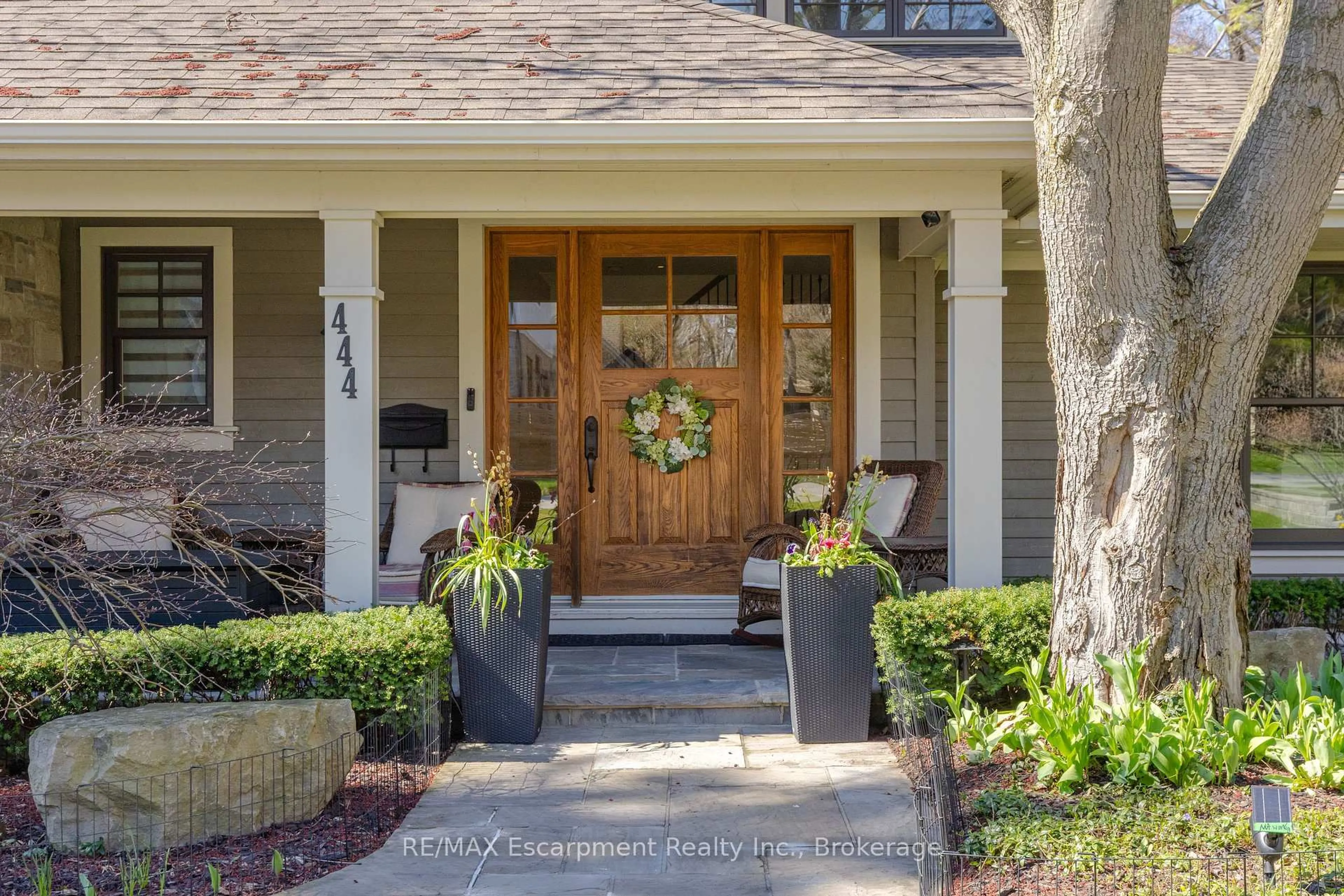 Indoor entryway for 444 Drummond Rd, Oakville Ontario L6J 4L4