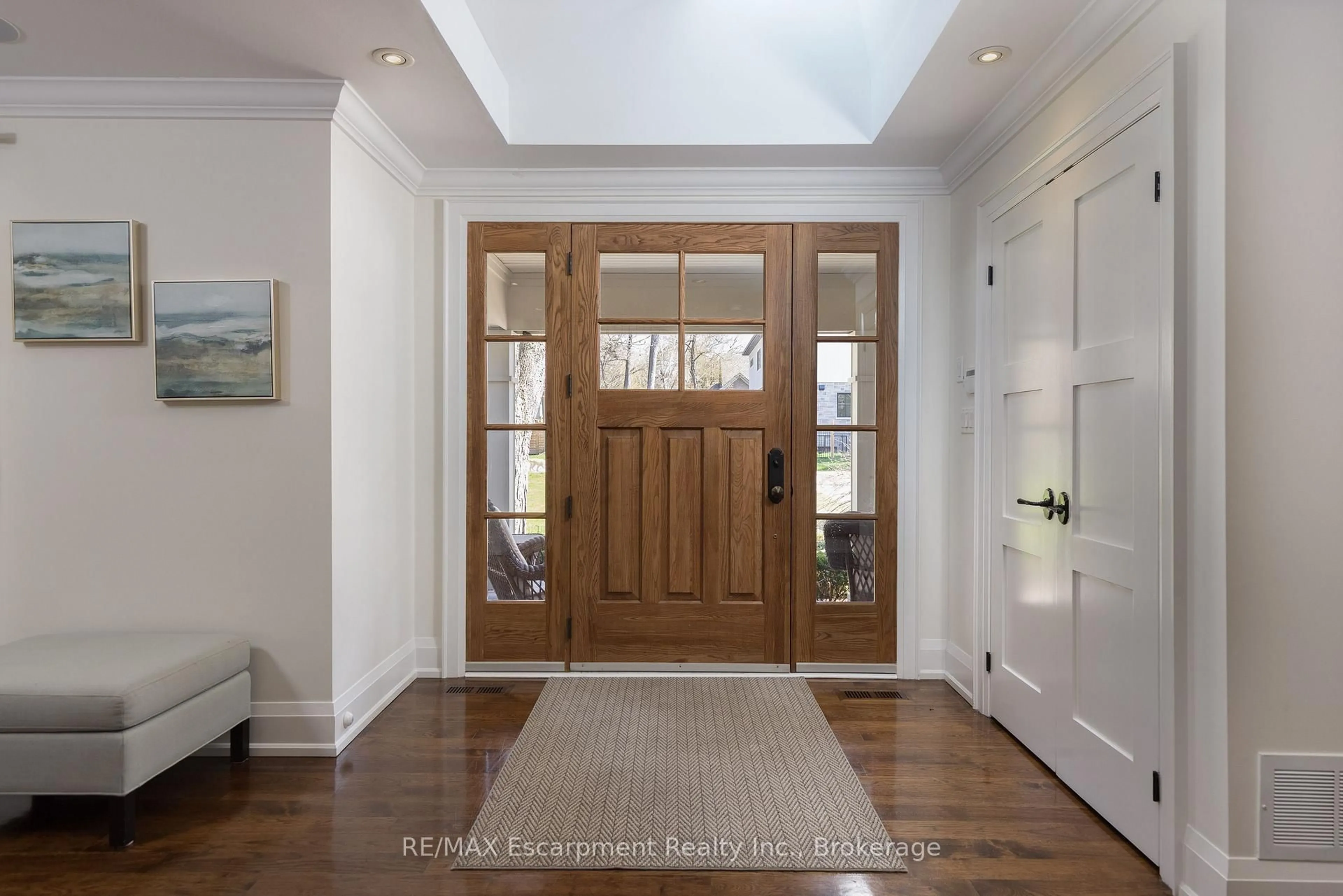 Indoor entryway for 444 Drummond Rd, Oakville Ontario L6J 4L4