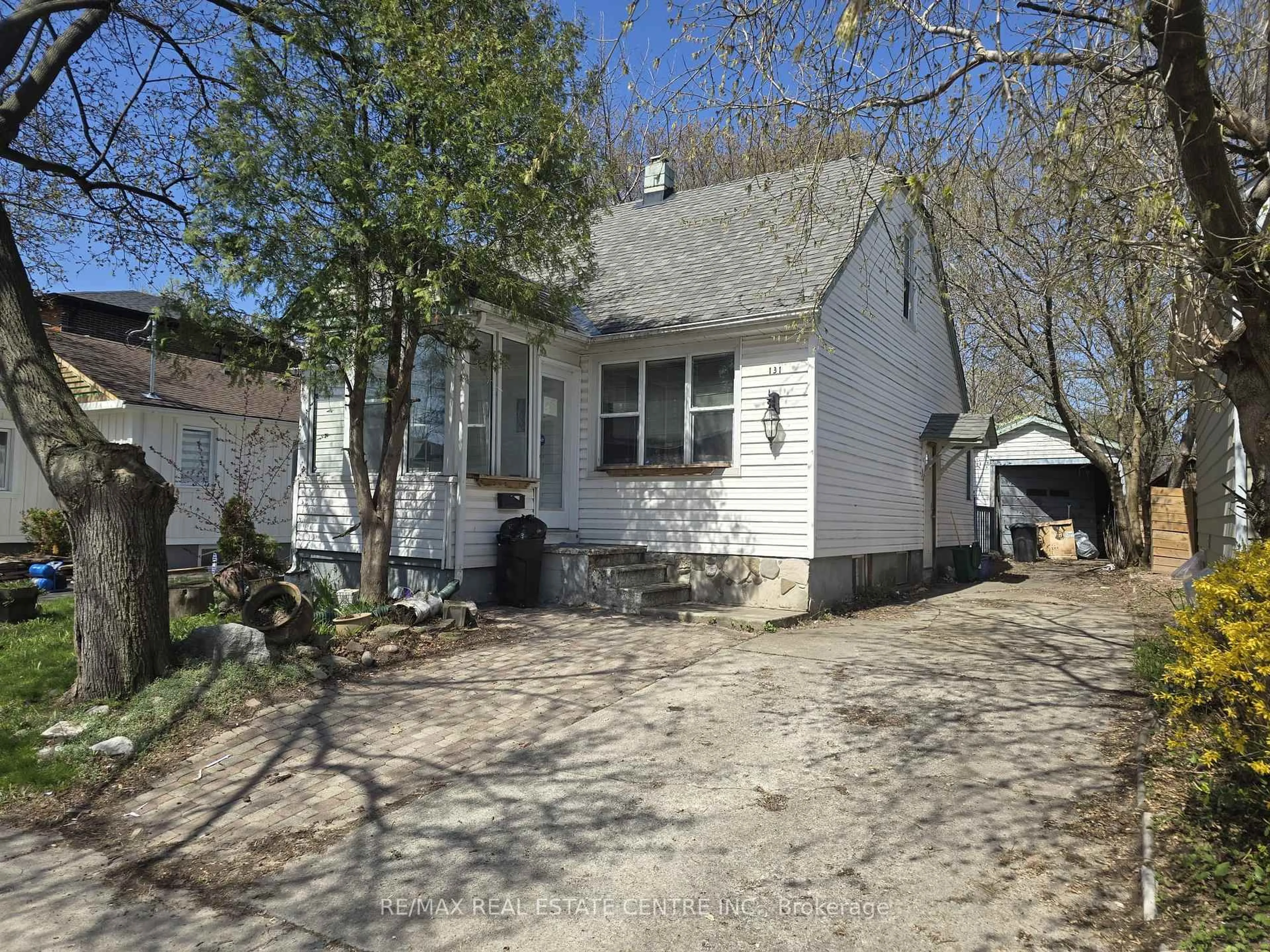 A pic from outside/outdoor area/front of a property/back of a property/a pic from drone, street for 131 Stewart St, Oakville Ontario L6X 1X8