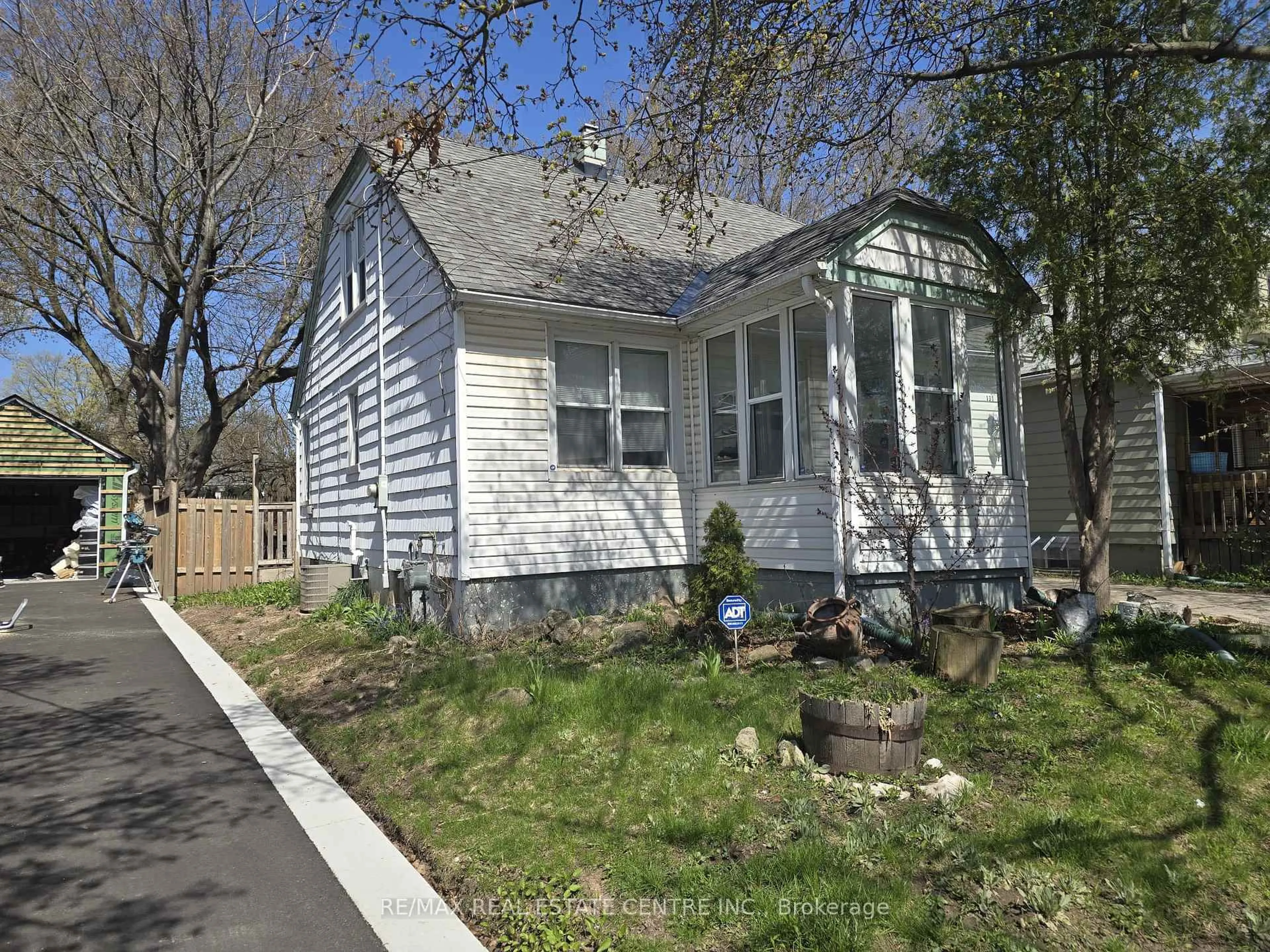 Home with vinyl exterior material, street for 131 Stewart St, Oakville Ontario L6X 1X8