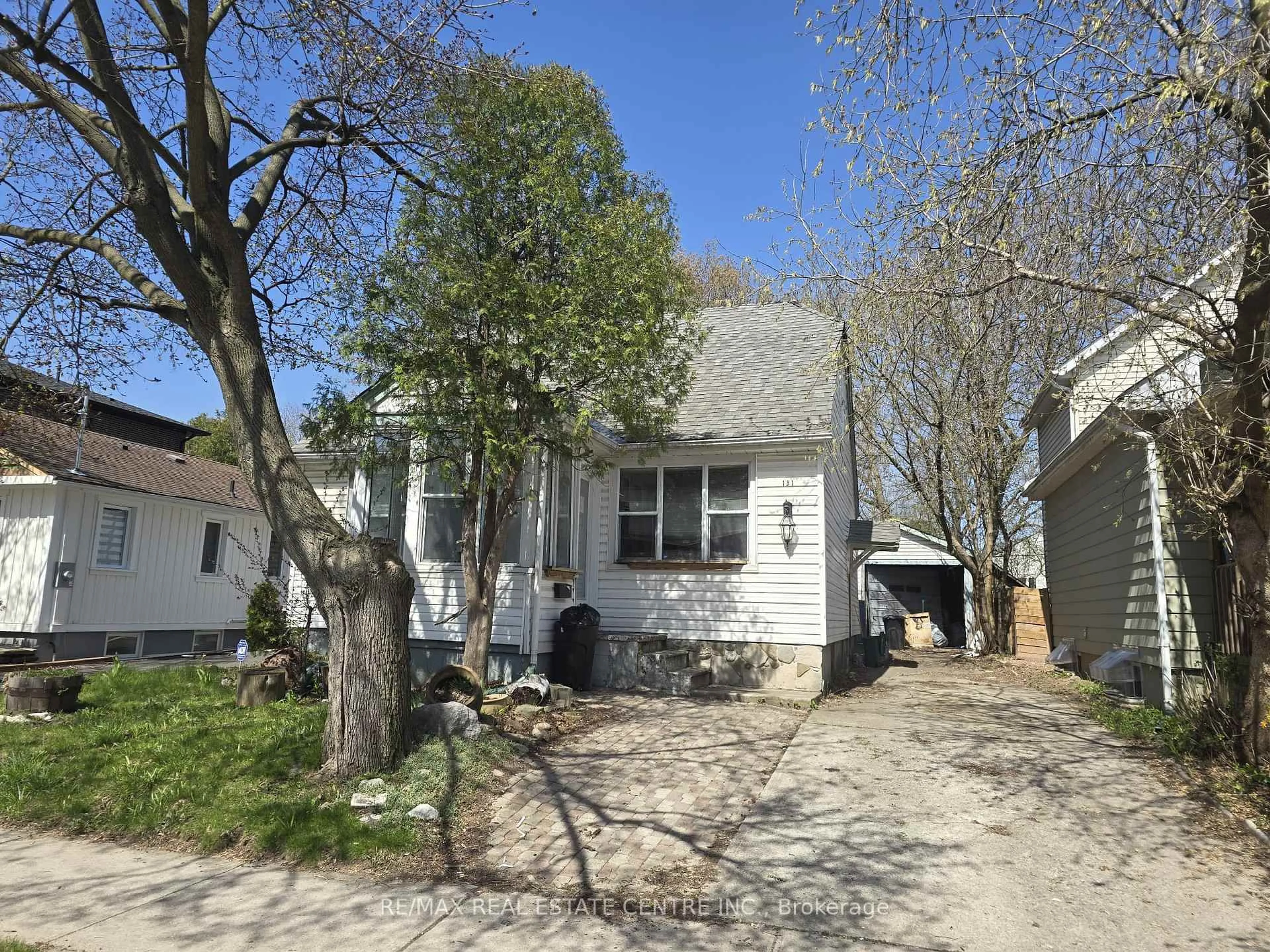 A pic from outside/outdoor area/front of a property/back of a property/a pic from drone, street for 131 Stewart St, Oakville Ontario L6X 1X8