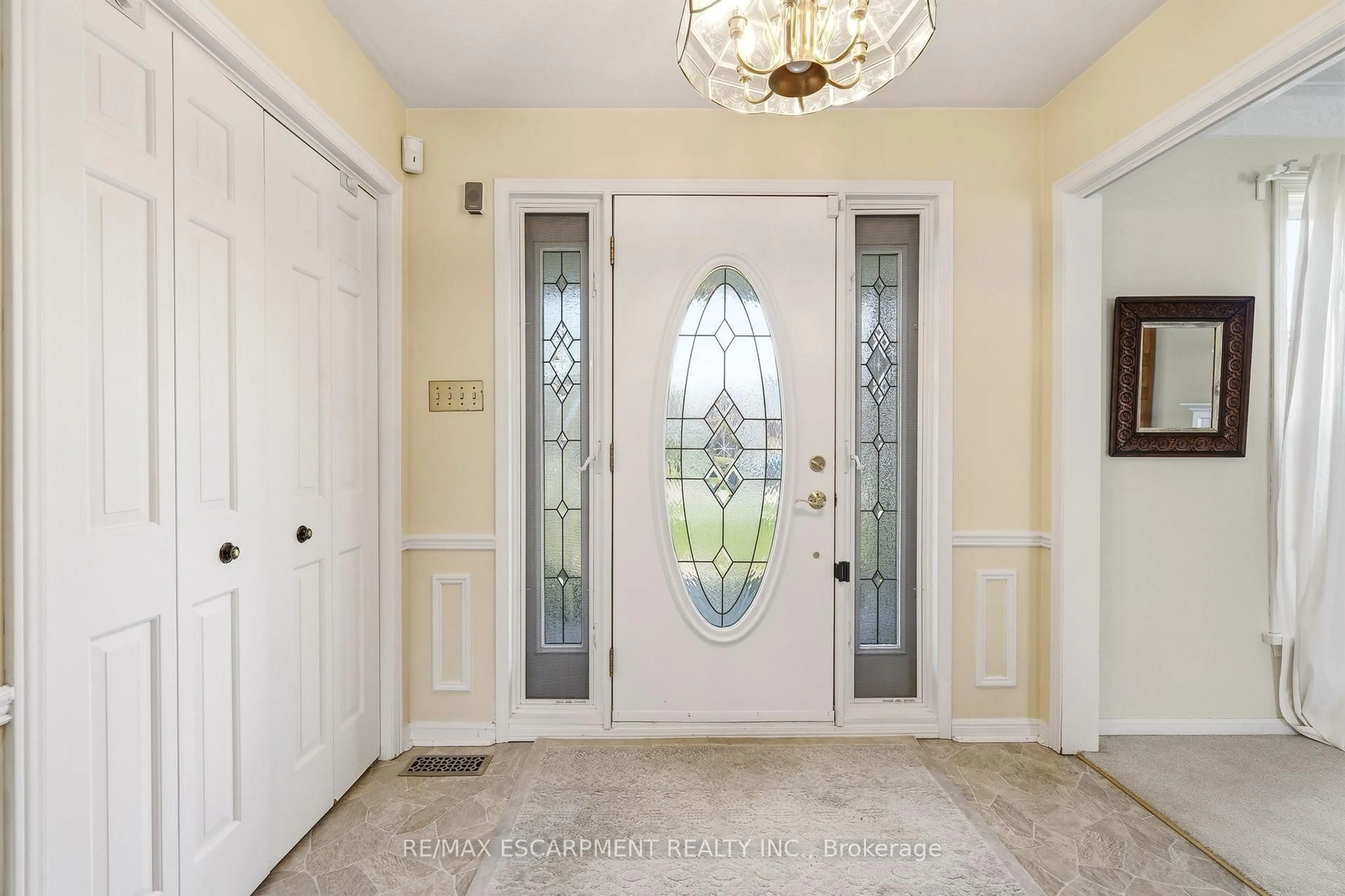 Indoor entryway for 360 Pomona Ave, Burlington Ontario L7N 1T5
