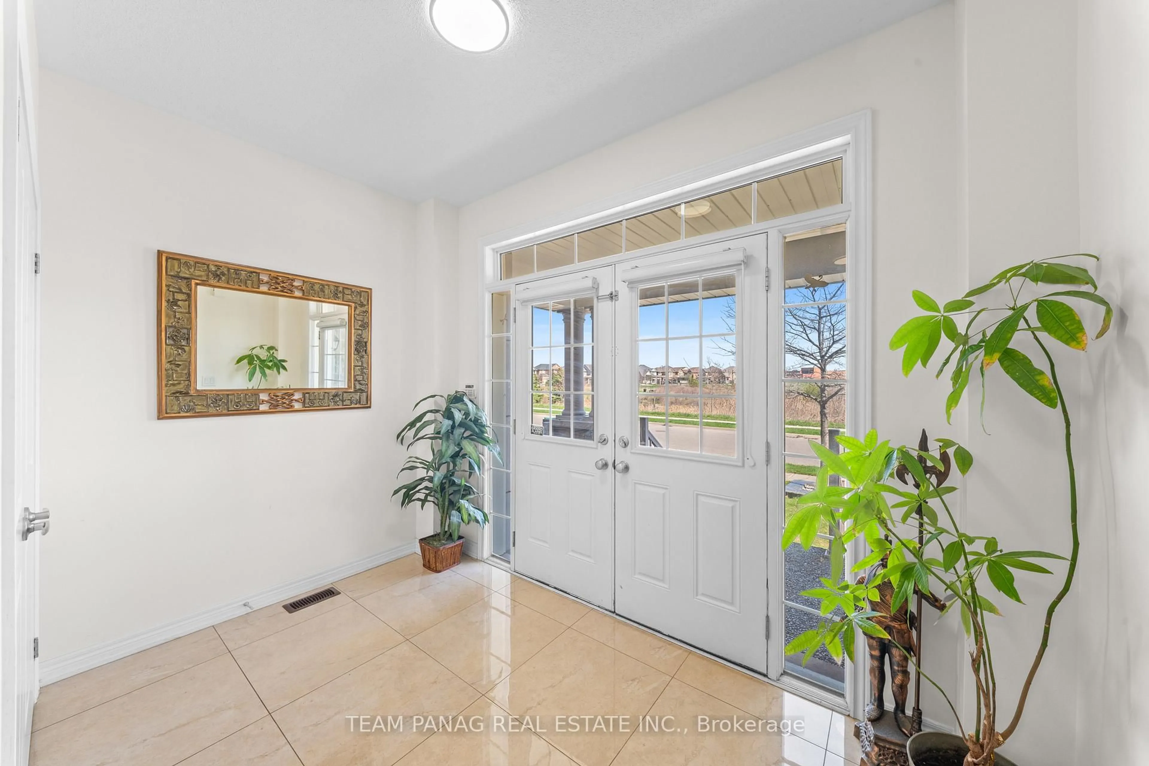 Indoor entryway for 9482 Creditview Rd, Brampton Ontario L6X 3E3