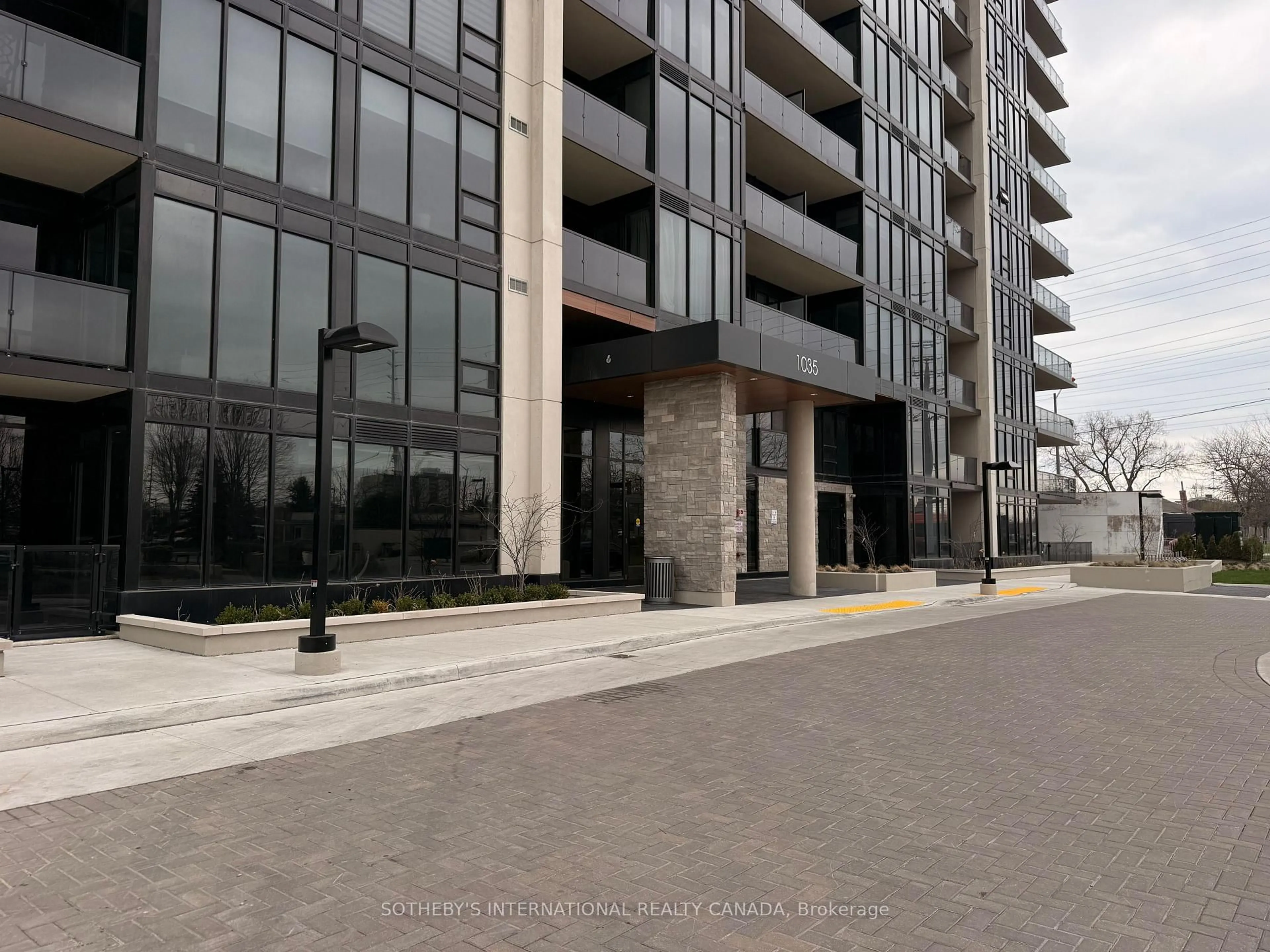 Indoor foyer for 1035 Southdown Rd #212, Mississauga Ontario L5J 0A2