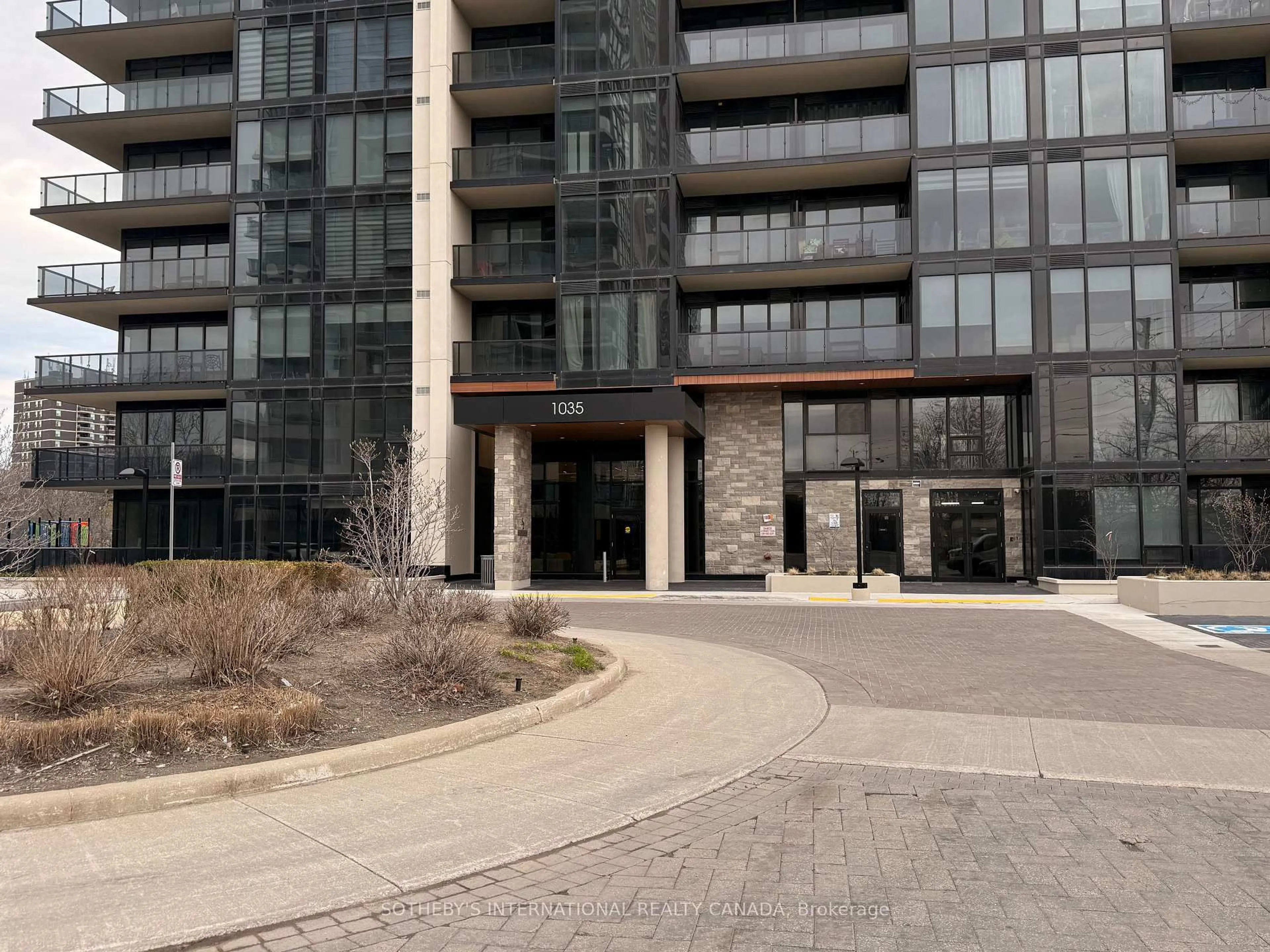 Indoor foyer for 1035 Southdown Rd #212, Mississauga Ontario L5J 0A2