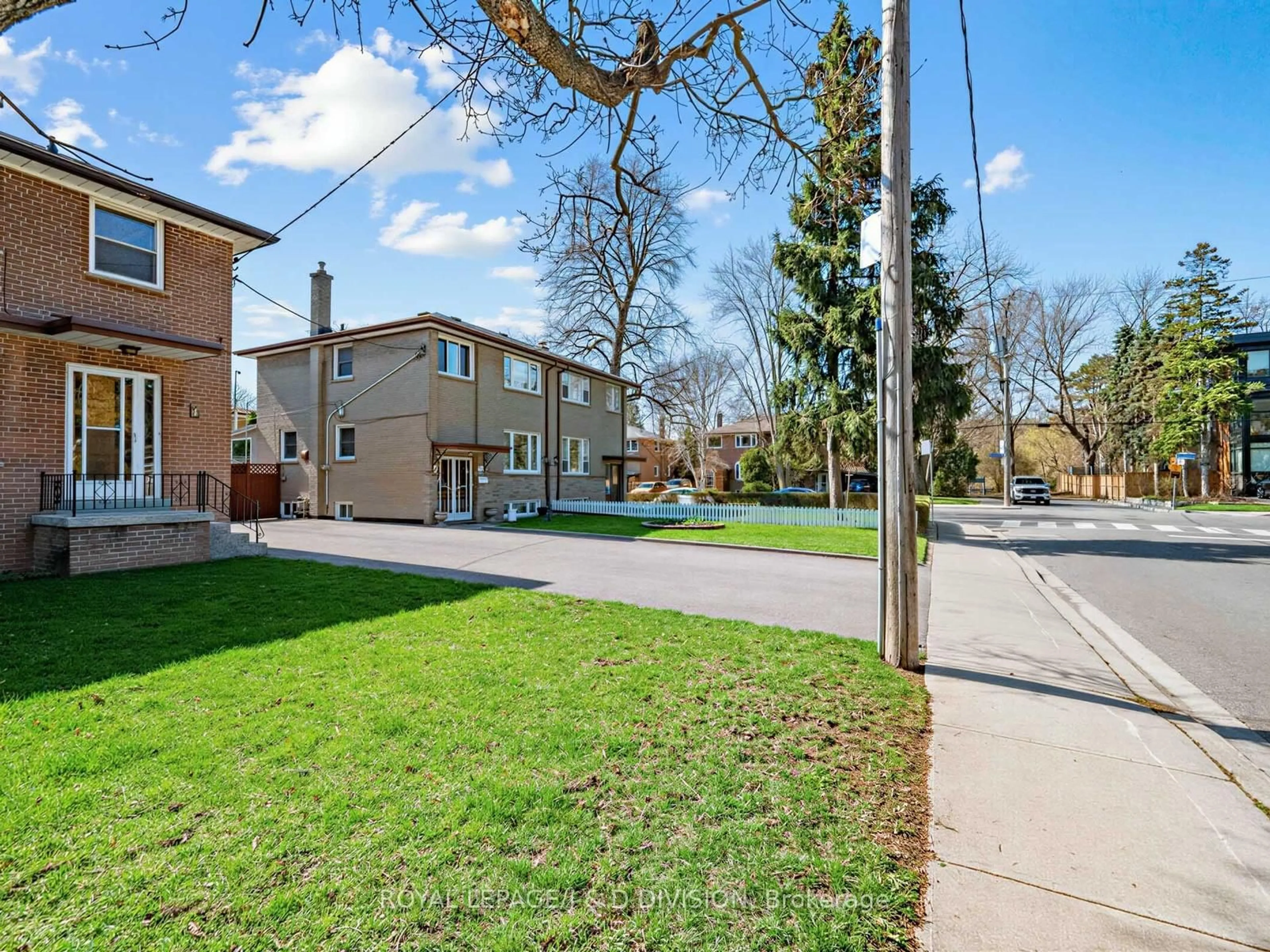 A pic from outside/outdoor area/front of a property/back of a property/a pic from drone, street for 7 Crosby Ave, Toronto Ontario M6S 2P8