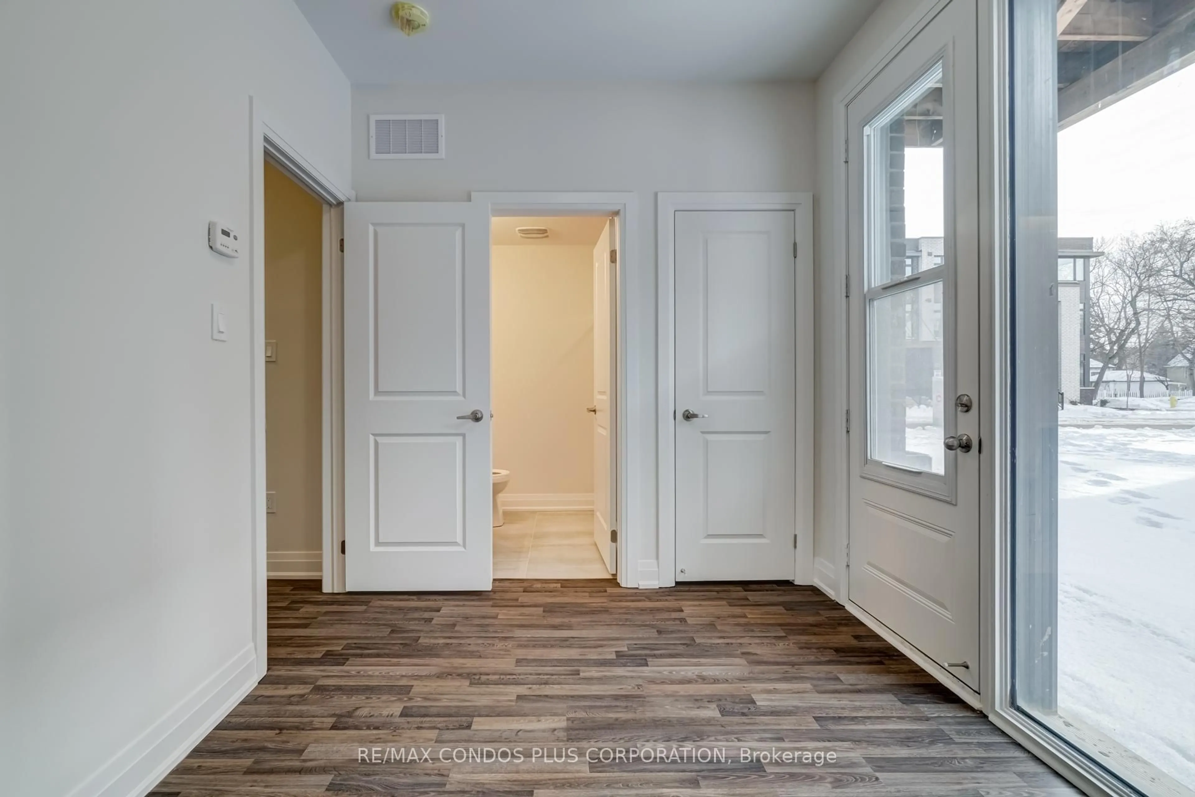 Indoor entryway for 4 Wild Rose Gdns, Toronto Ontario M6L 0A5