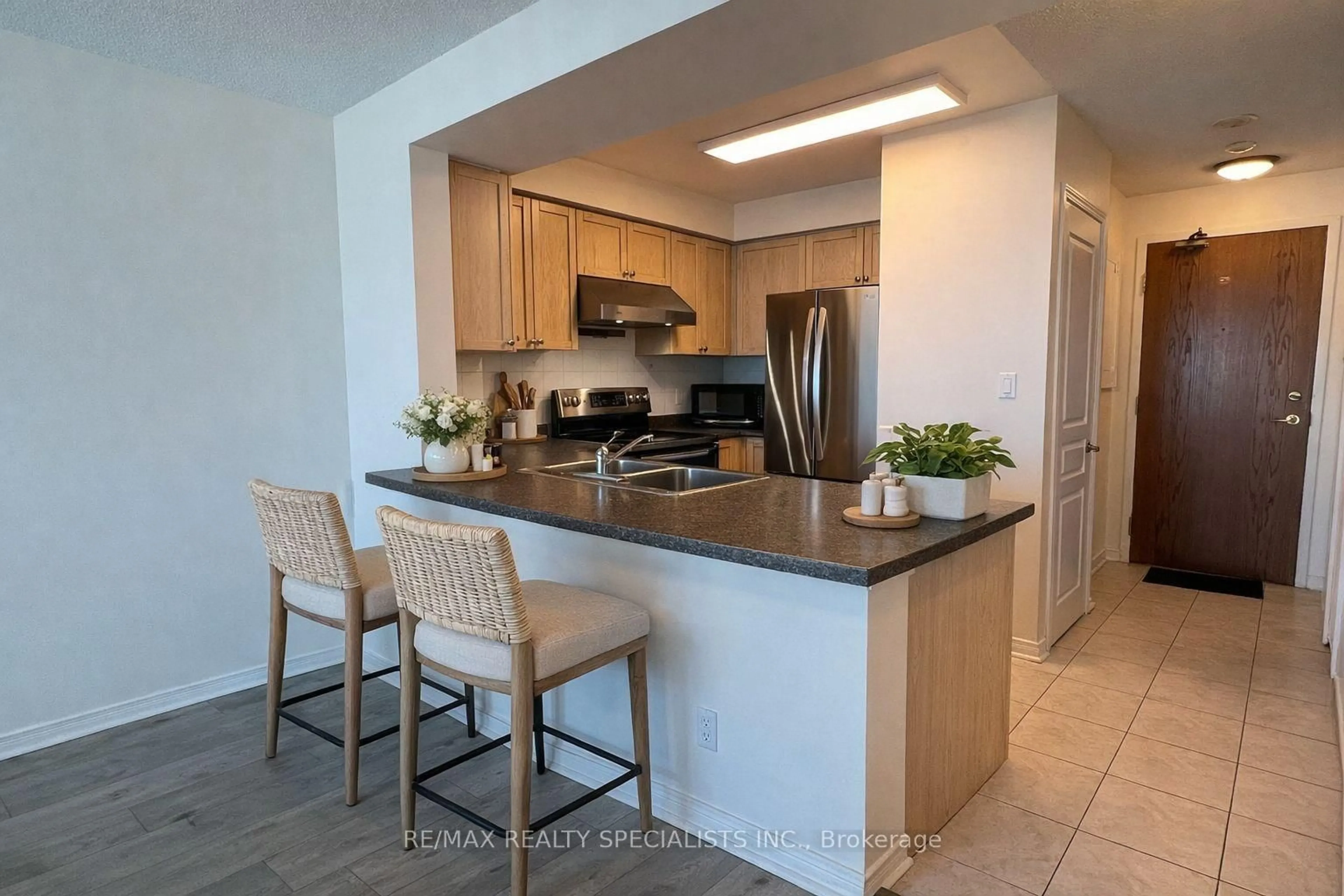 Open concept kitchen, ceramic/tile floor for 4879 Kimbermount Ave #810, Mississauga Ontario L5M 7R8