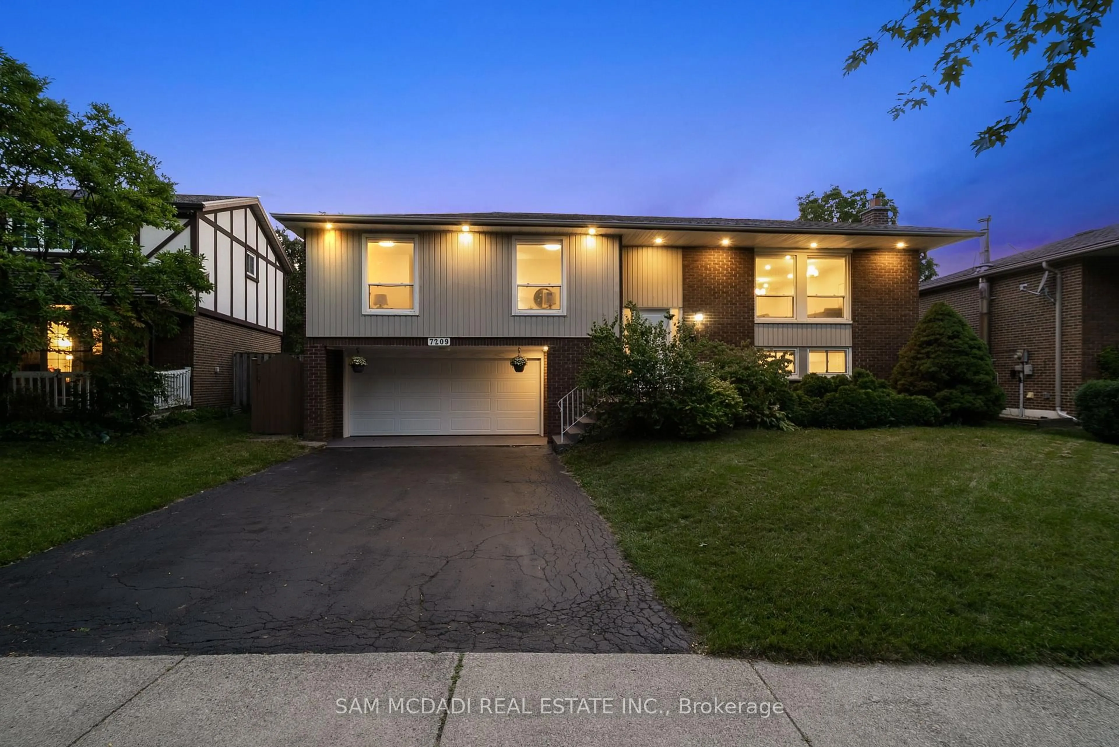 Home with brick exterior material, street for 7209 Fayette Circ, Mississauga Ontario L5N 1Y5