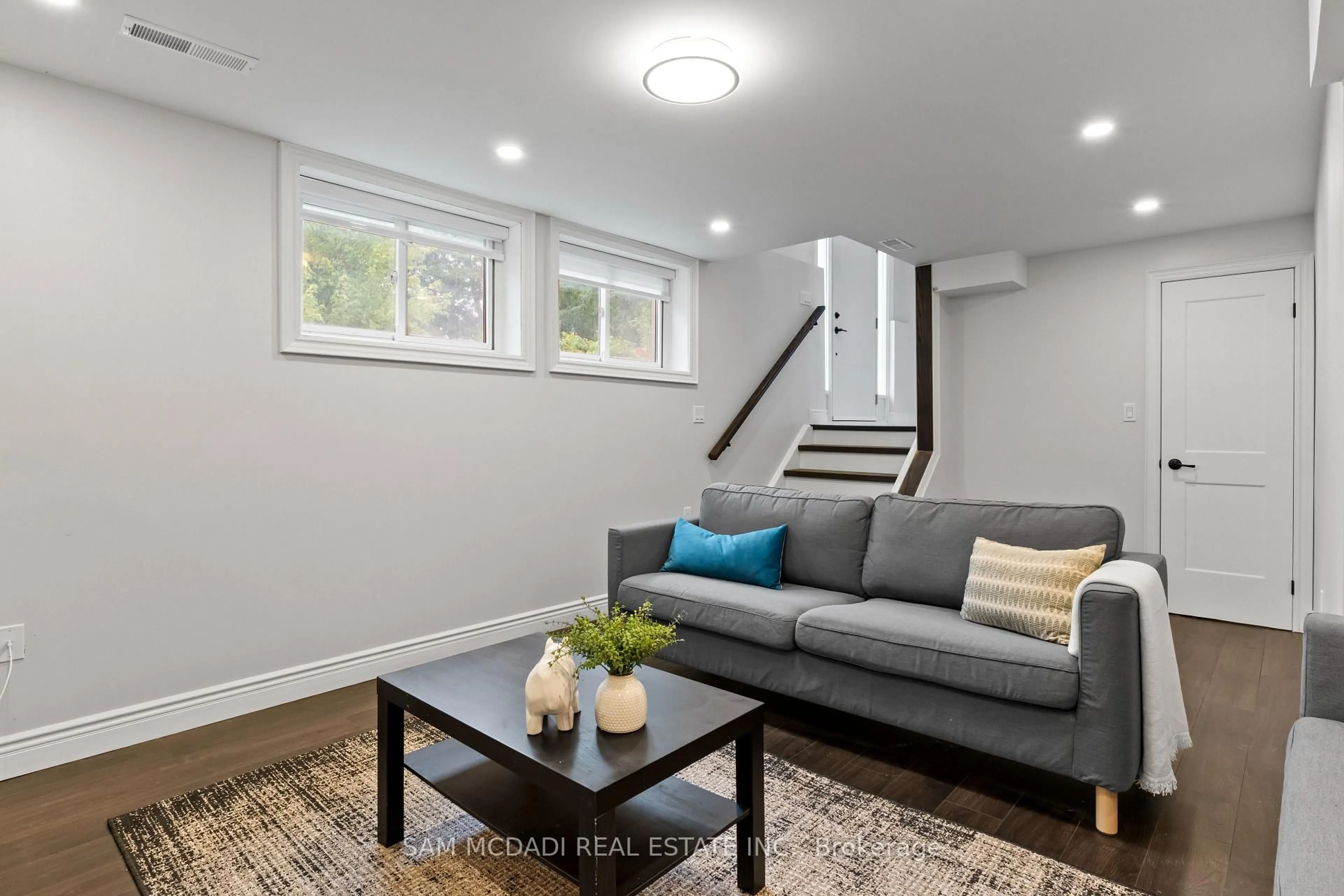 Living room with furniture, unknown for 7209 Fayette Circ, Mississauga Ontario L5N 1Y5