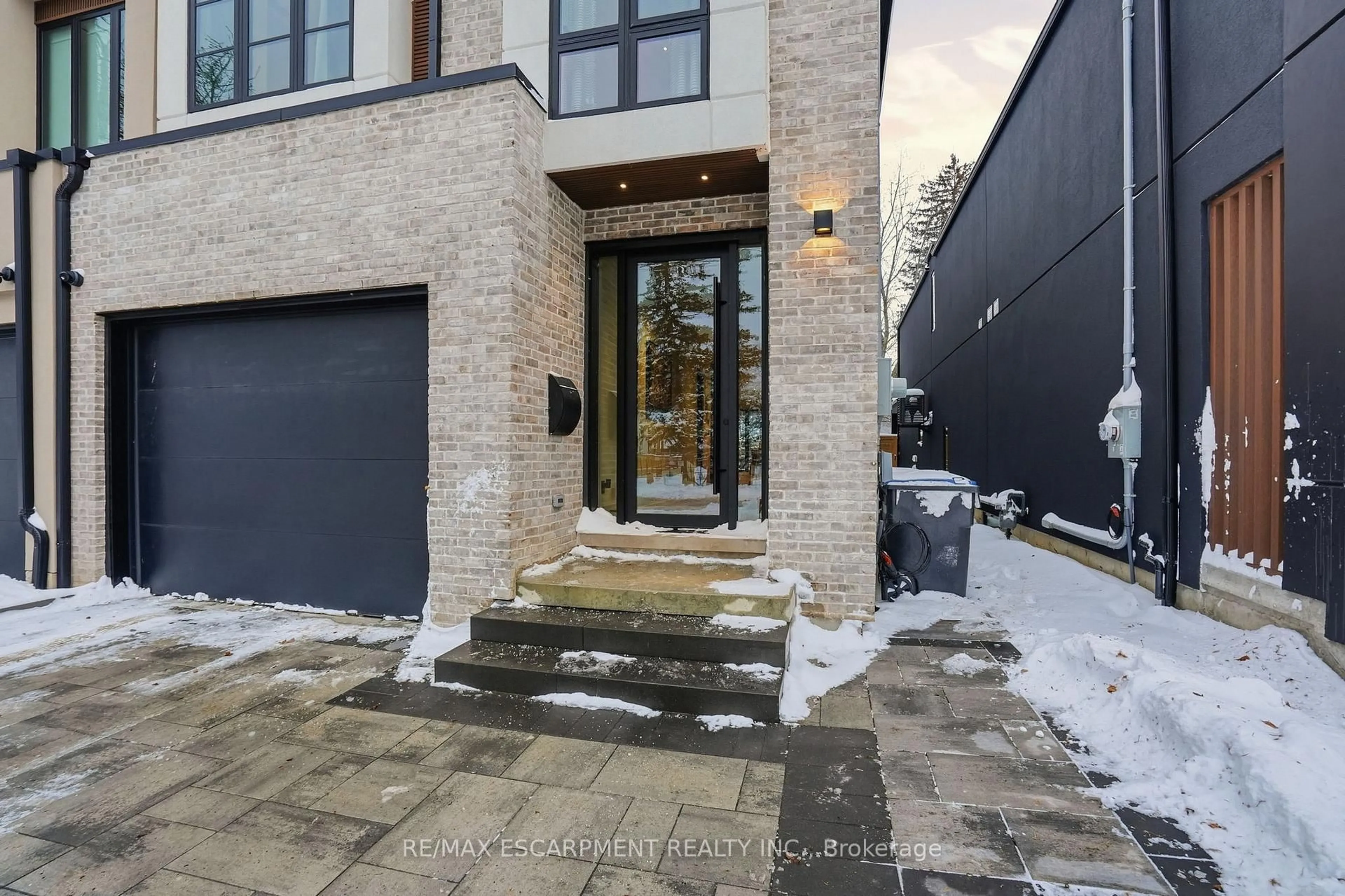 Unknown for 20B Broadview Ave, Mississauga Ontario L5H 2S8