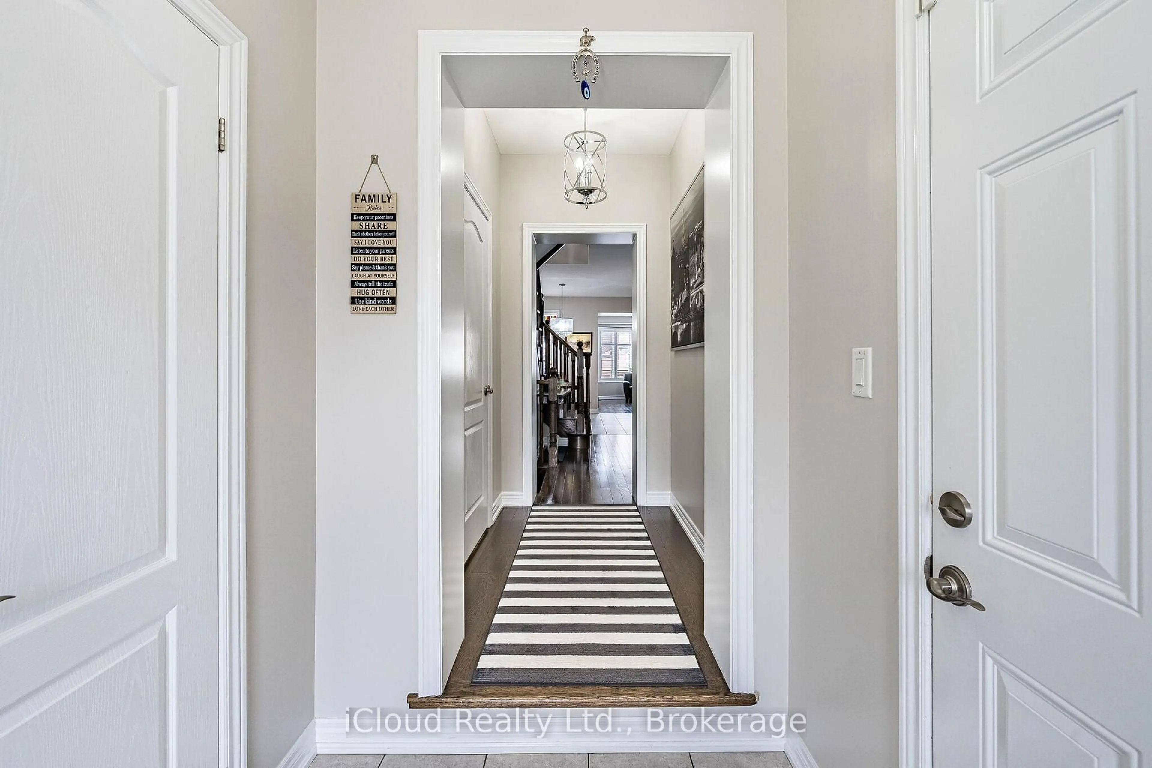 Indoor entryway for 17 Vinewood Rd, Caledon Ontario L7C 4A9