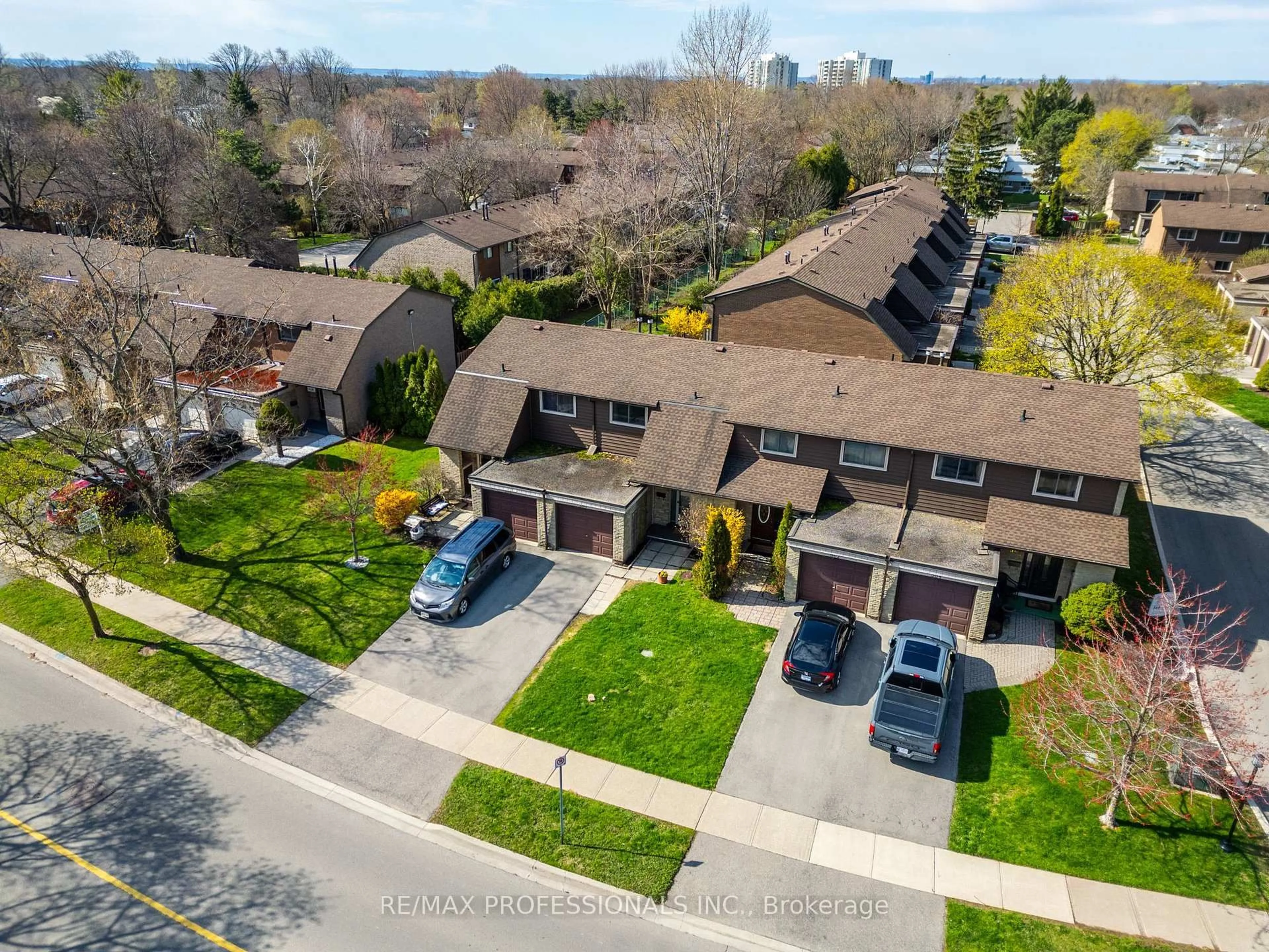 A pic from outside/outdoor area/front of a property/back of a property/a pic from drone, street for 560 Pinedale Ave, Burlington Ontario L7L 3W4