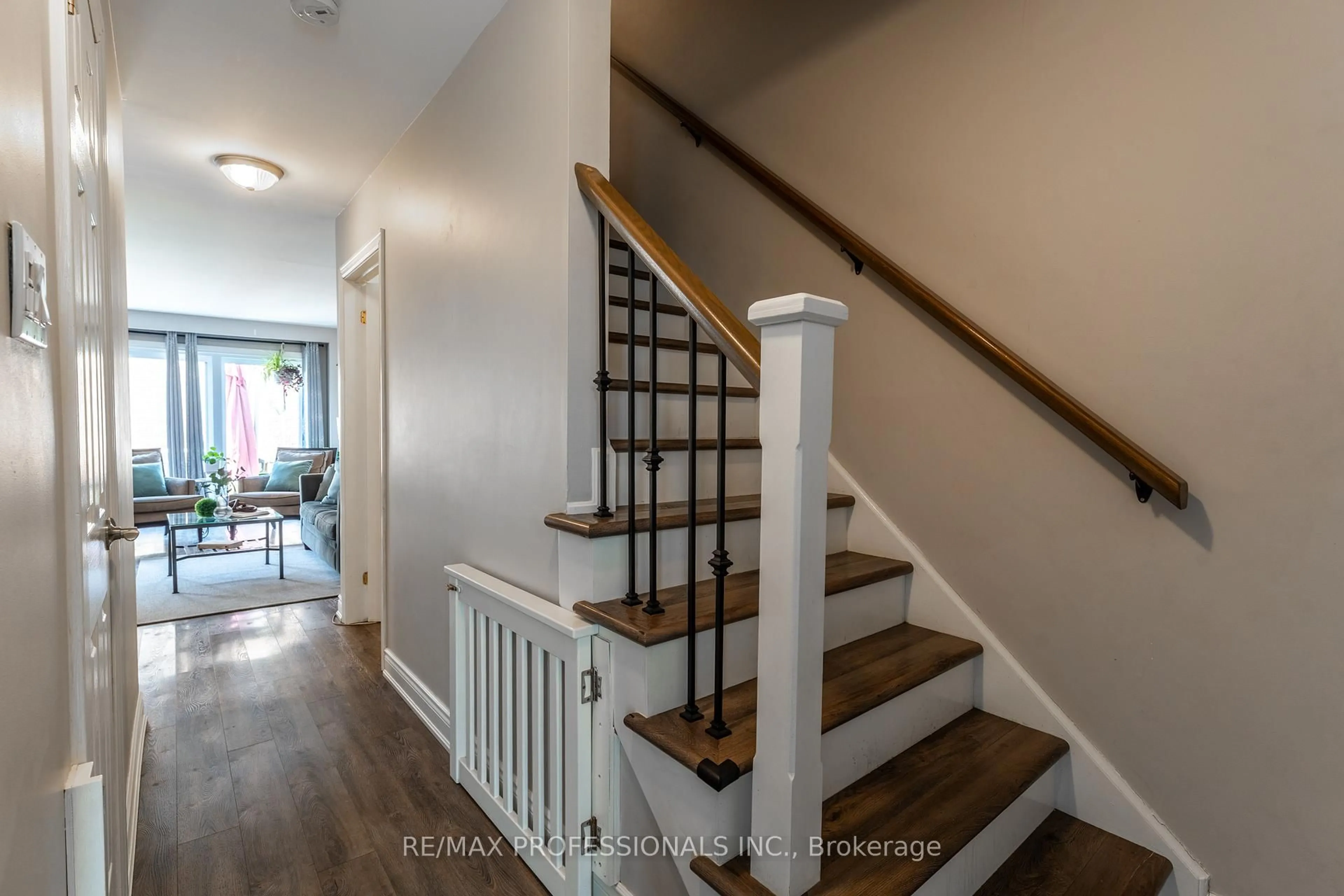 Unknown for 560 Pinedale Ave, Burlington Ontario L7L 3W4