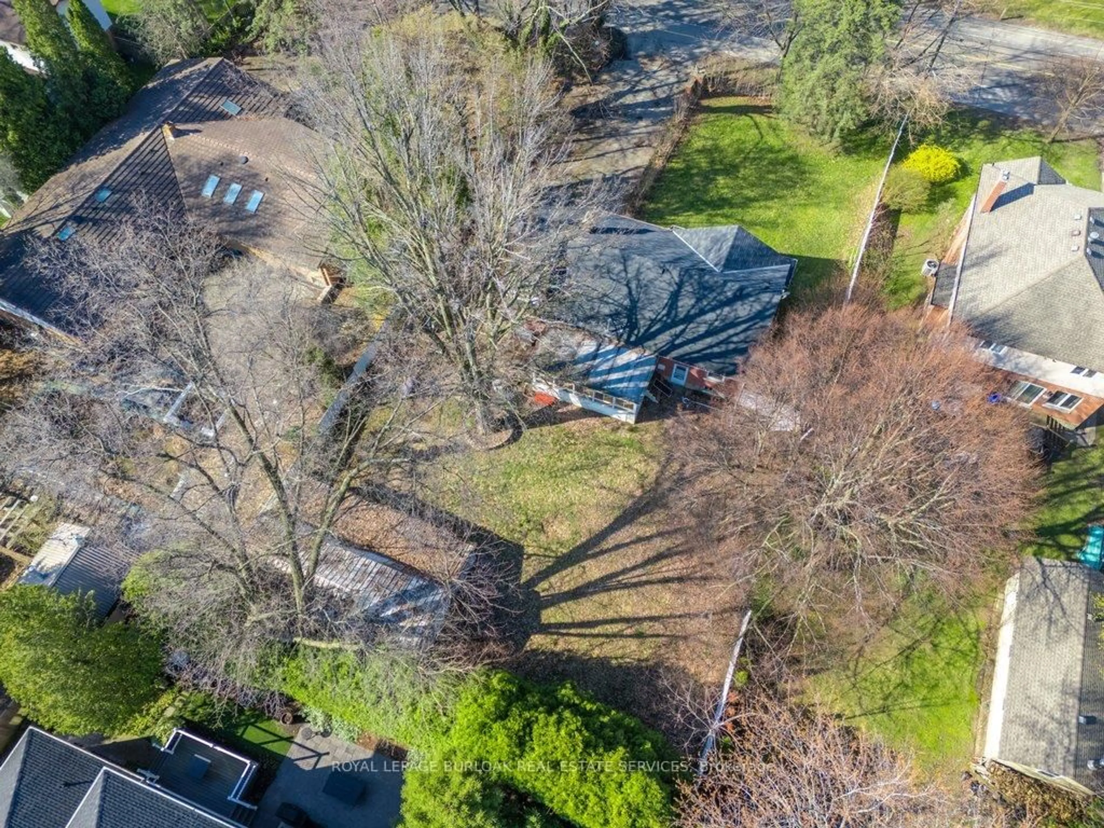 A pic from outside/outdoor area/front of a property/back of a property/a pic from drone, unknown for 759 King Rd, Burlington Ontario L7T 3K7
