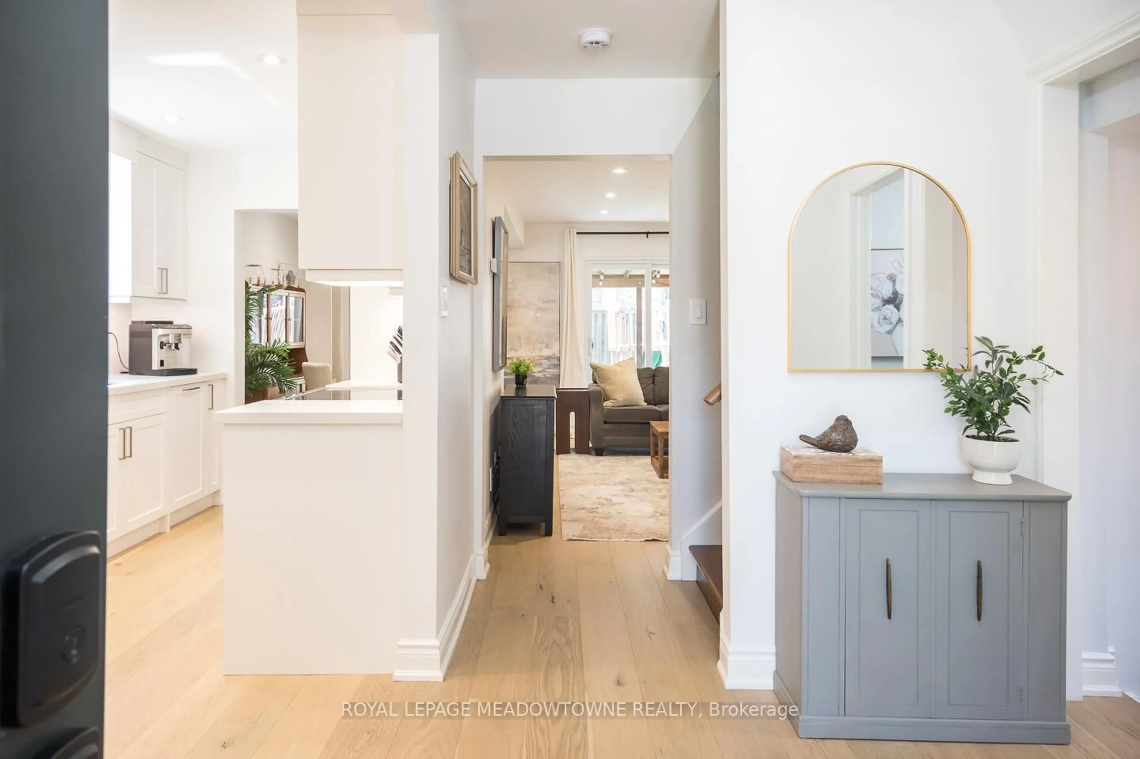 Indoor entryway for 517 Beaver Crt, Milton Ontario L9T 4A7