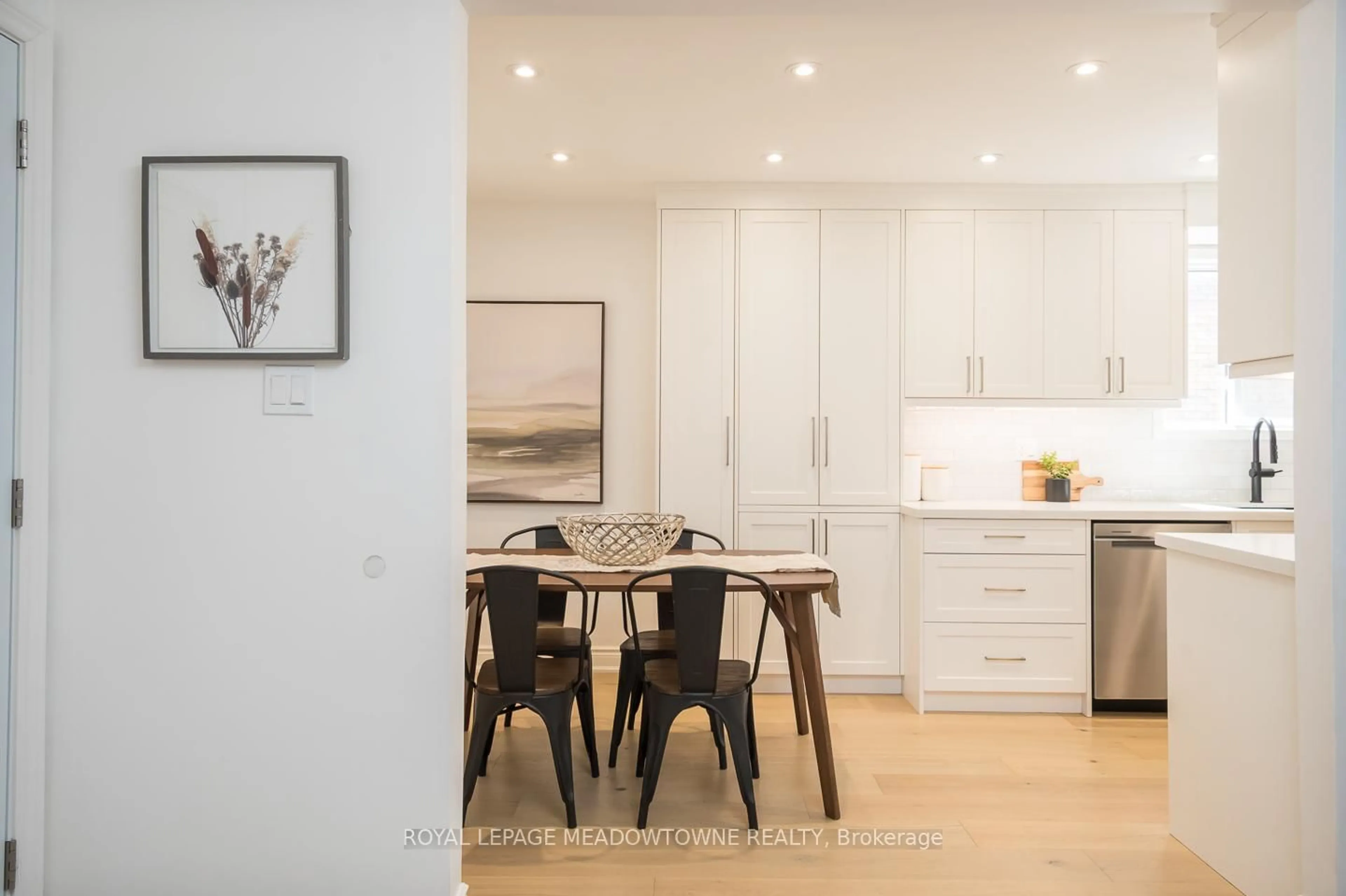 Open concept kitchen, wood/laminate floor for 517 Beaver Crt, Milton Ontario L9T 4A7