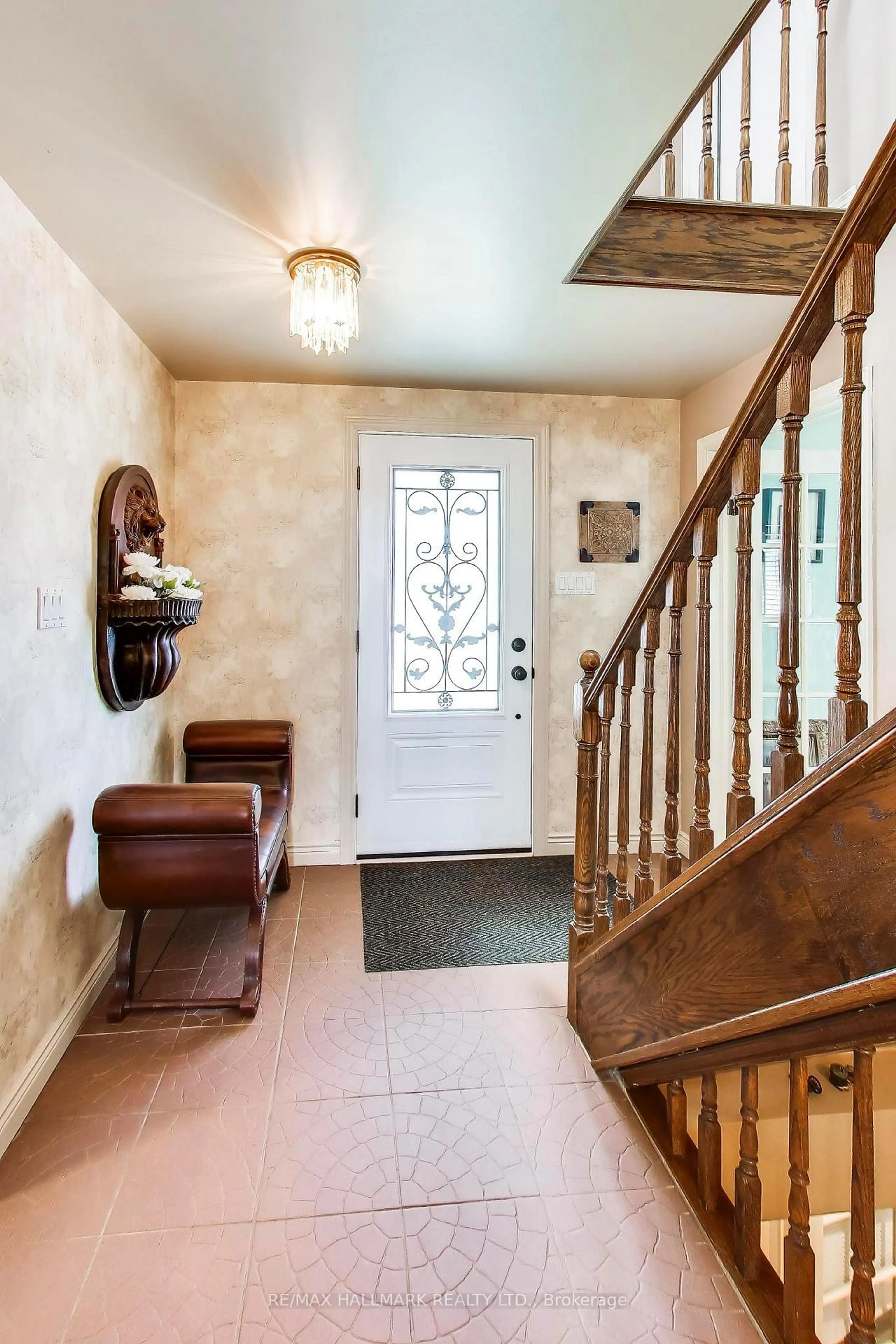 Indoor entryway for 76 Ashbourne Dr, Toronto Ontario M9B 4H5