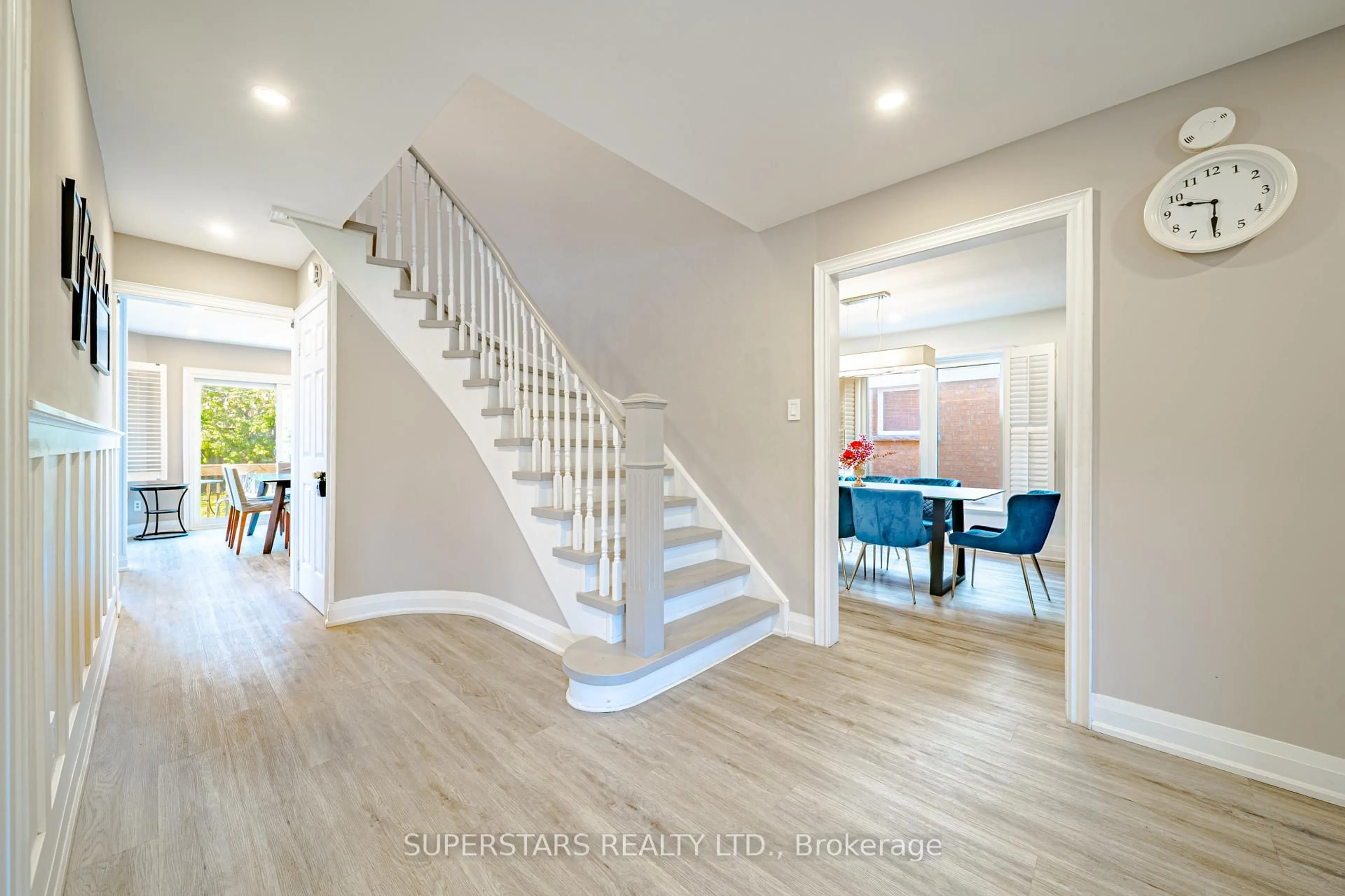 Indoor entryway for 3945 Renfrew Cres, Mississauga Ontario L5L 4J6