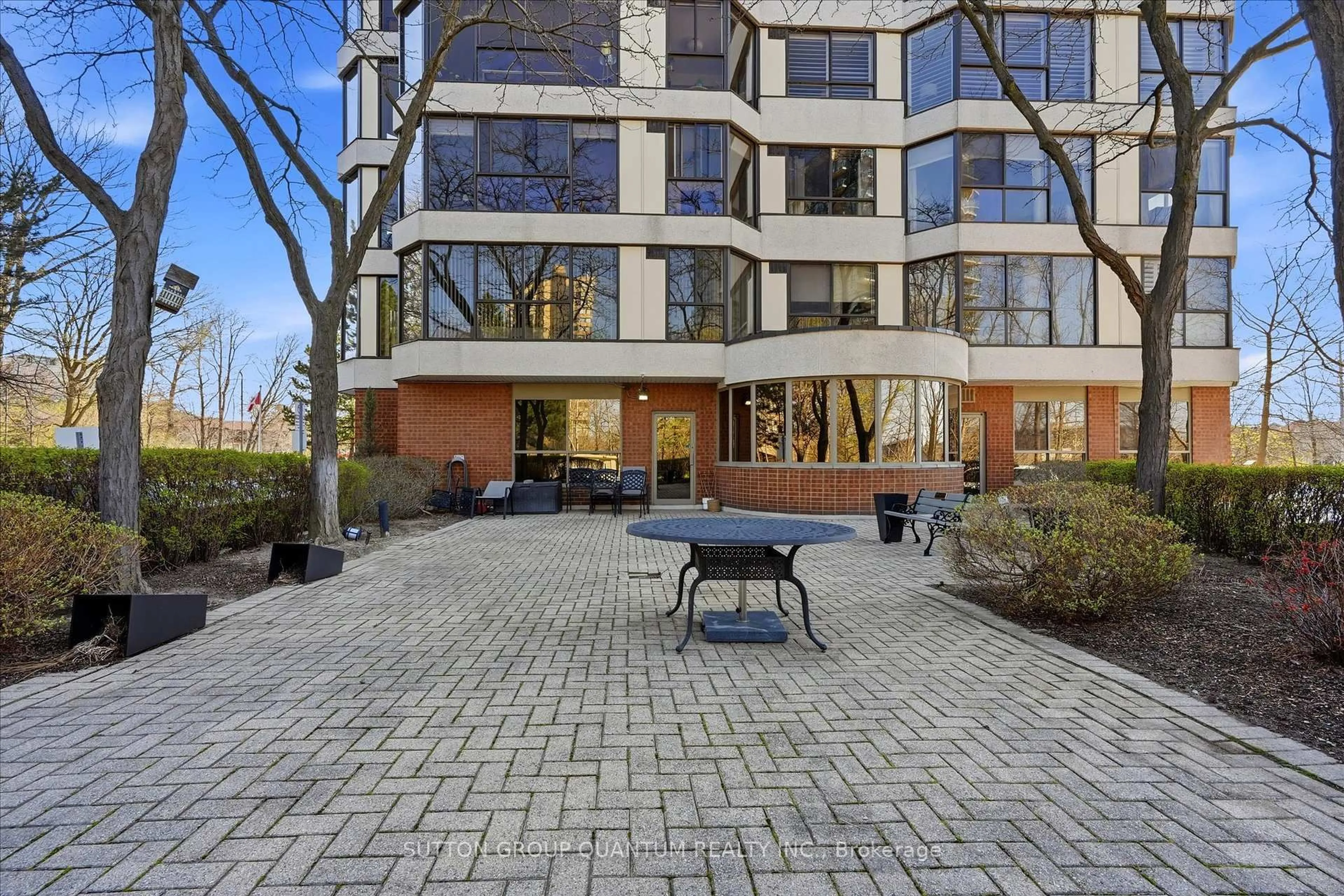 Patio, building for 1271 Walden Circ #PH103, Mississauga Ontario L5J 4R4