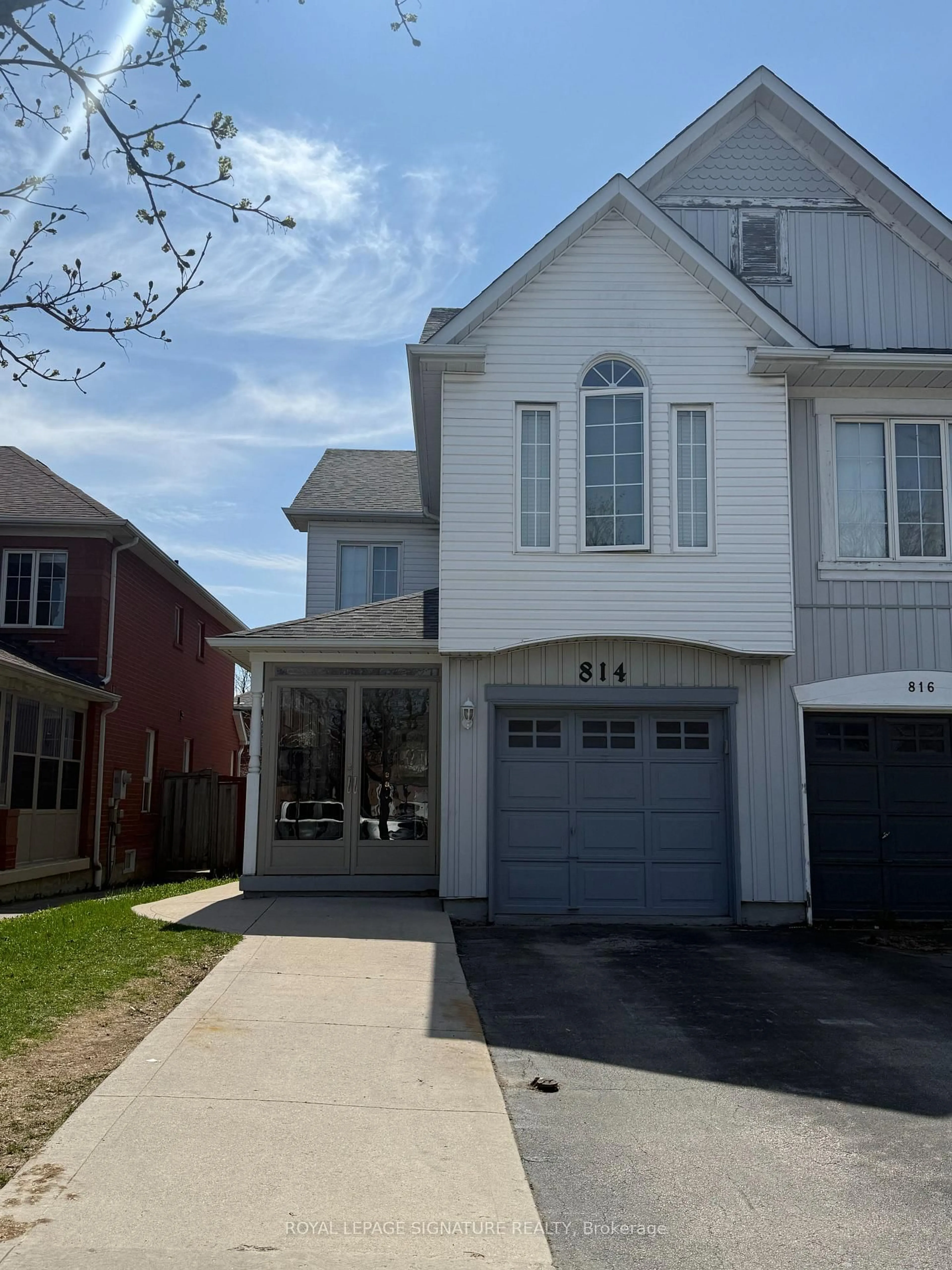 Home with vinyl exterior material, street for 814 Golden Farmer Way, Mississauga Ontario L5W 1A7