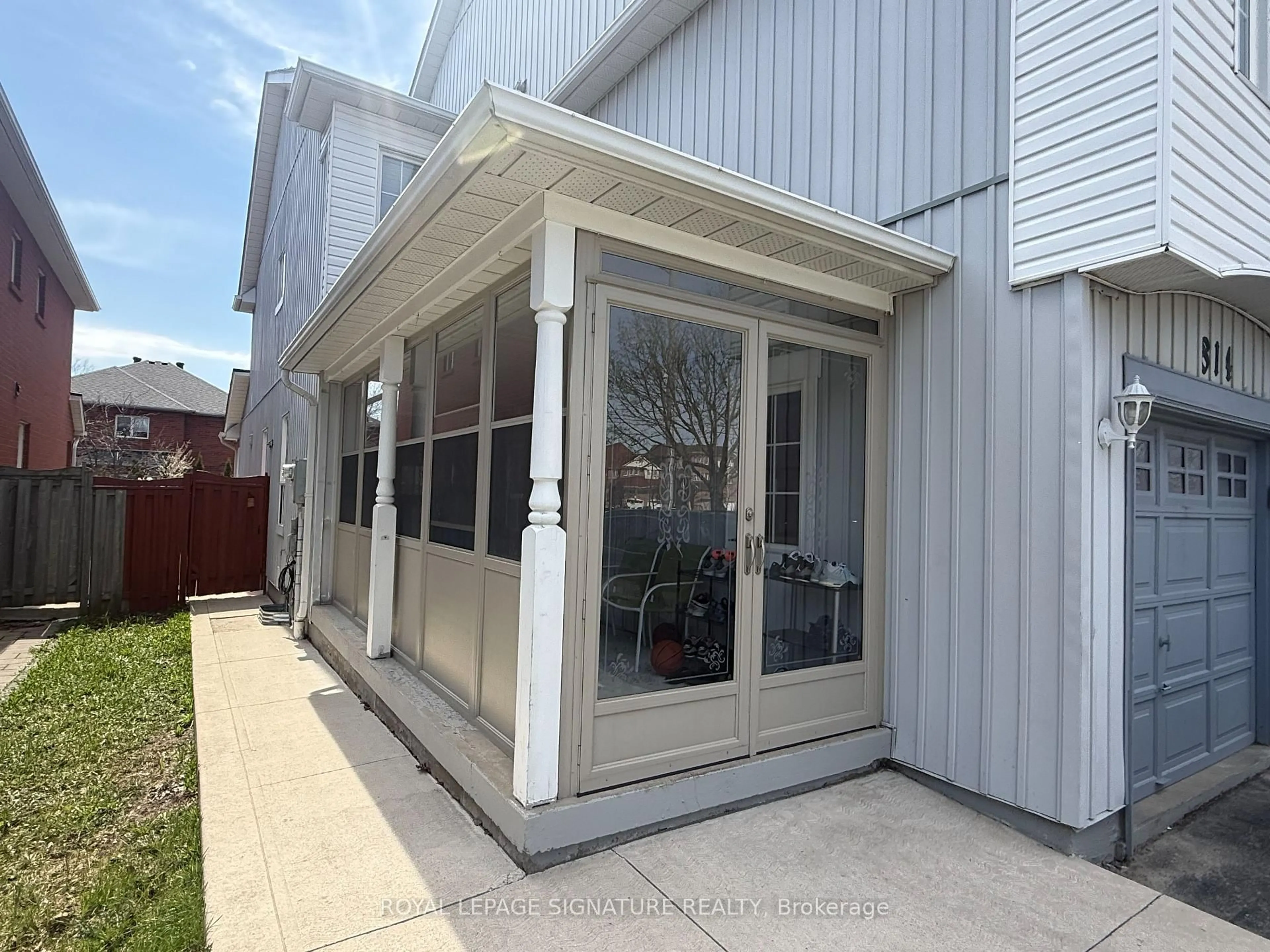 Home with vinyl exterior material, street for 814 Golden Farmer Way, Mississauga Ontario L5W 1A7