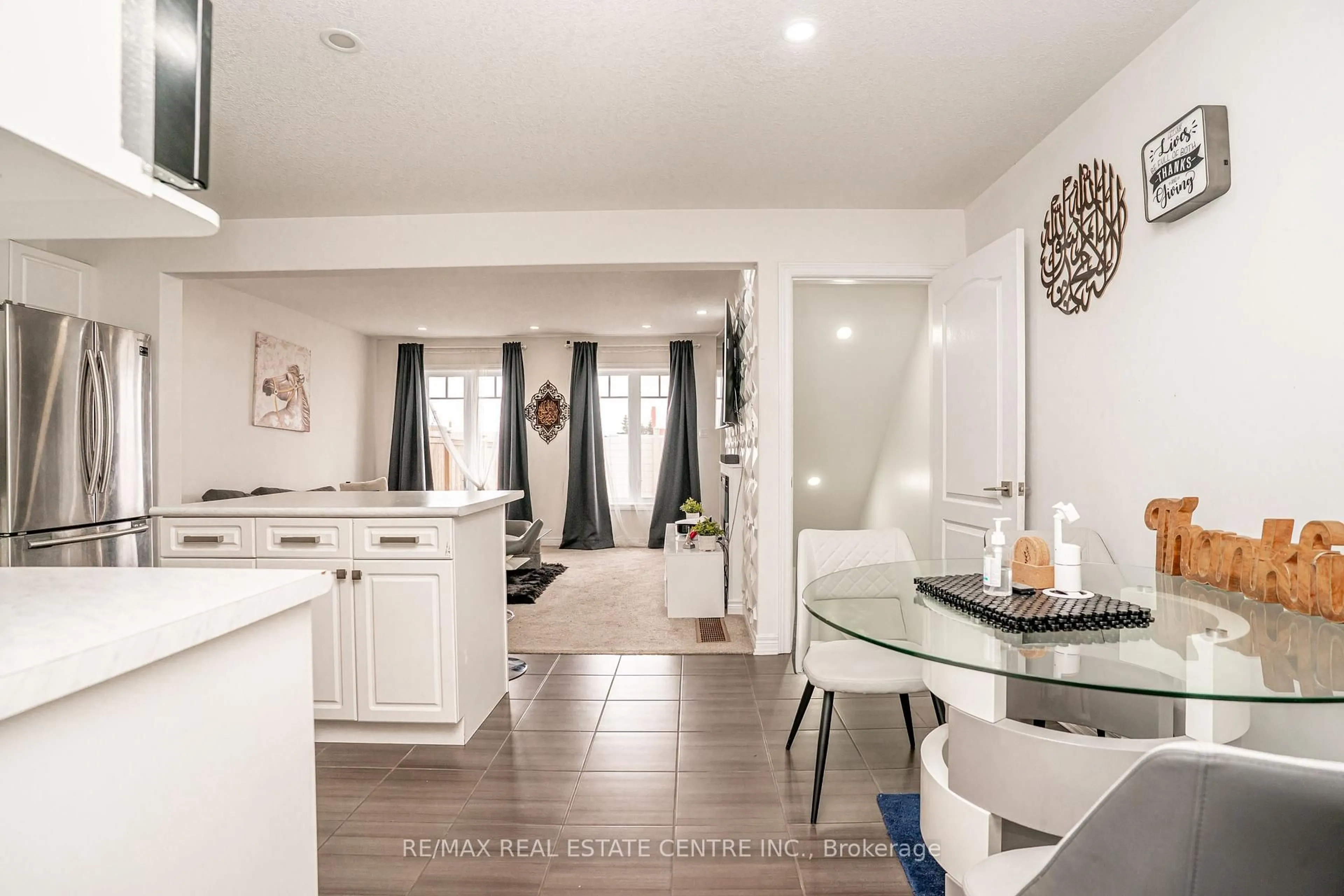 Open concept kitchen, ceramic/tile floor for 11 Winterton Crt, Orangeville Ontario L9W 7N5