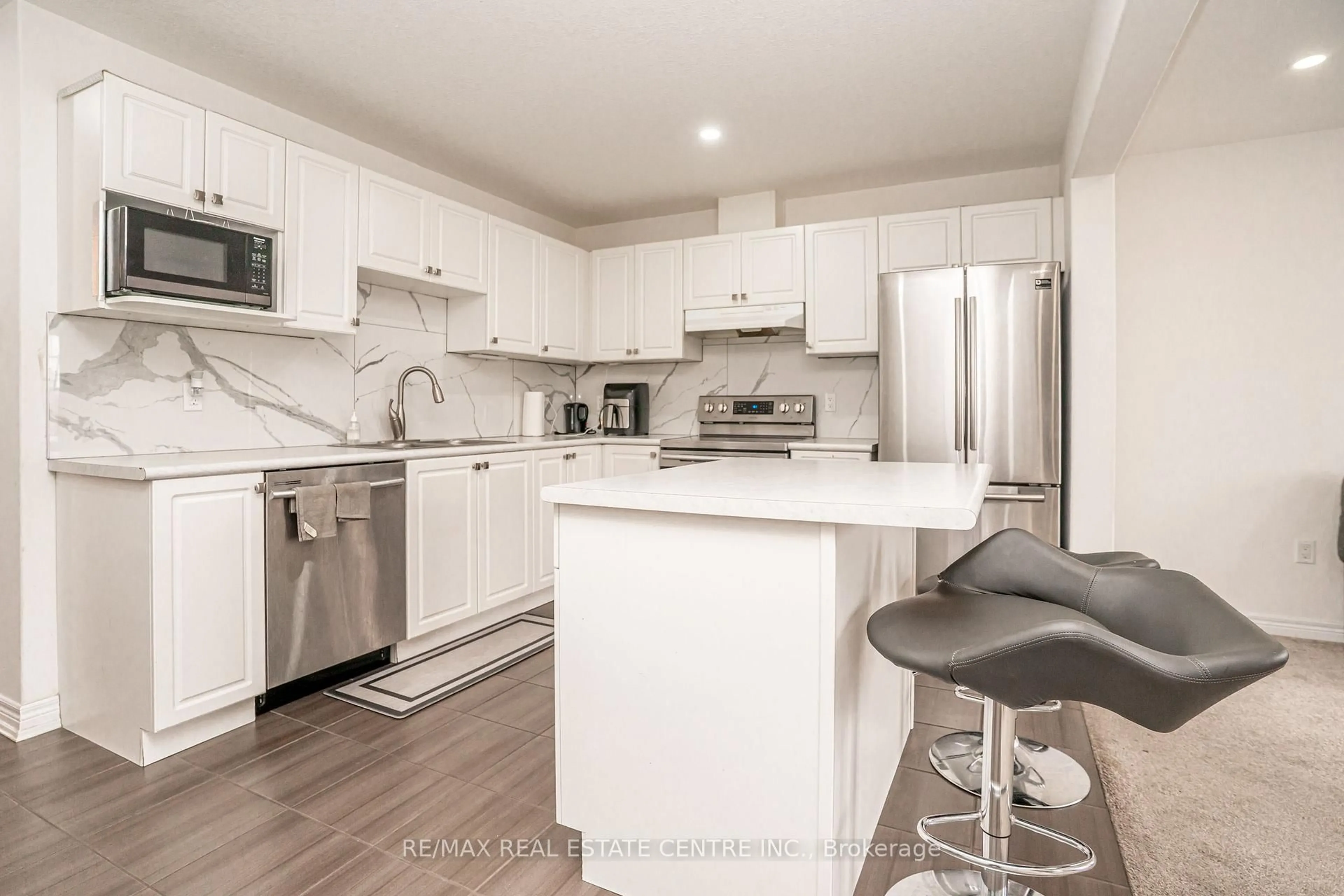 Open concept kitchen, wood/laminate floor for 11 Winterton Crt, Orangeville Ontario L9W 7N5