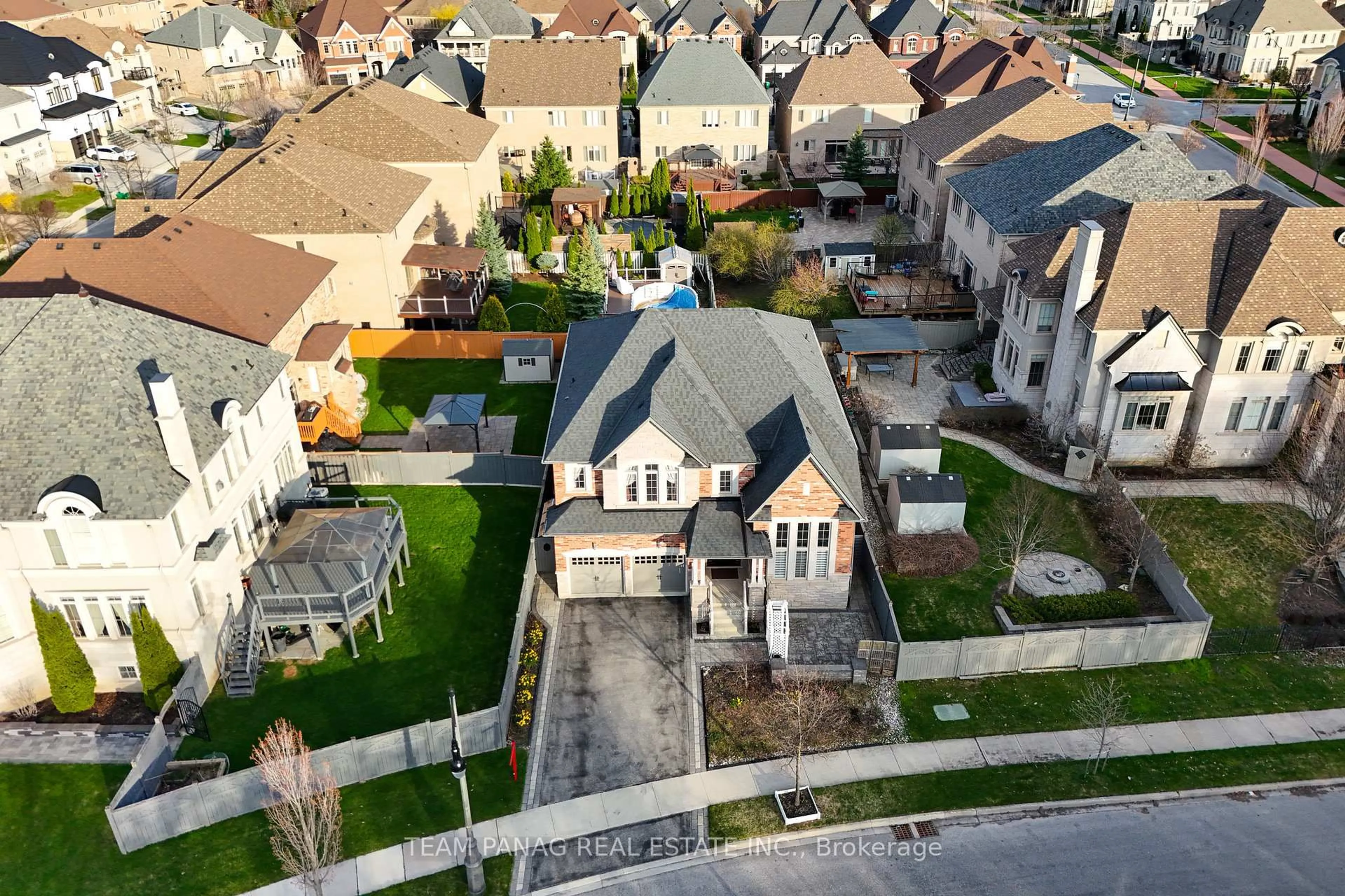 A pic from outside/outdoor area/front of a property/back of a property/a pic from drone, street for 39 Dalmeny Dr, Brampton Ontario L6X 2Y4