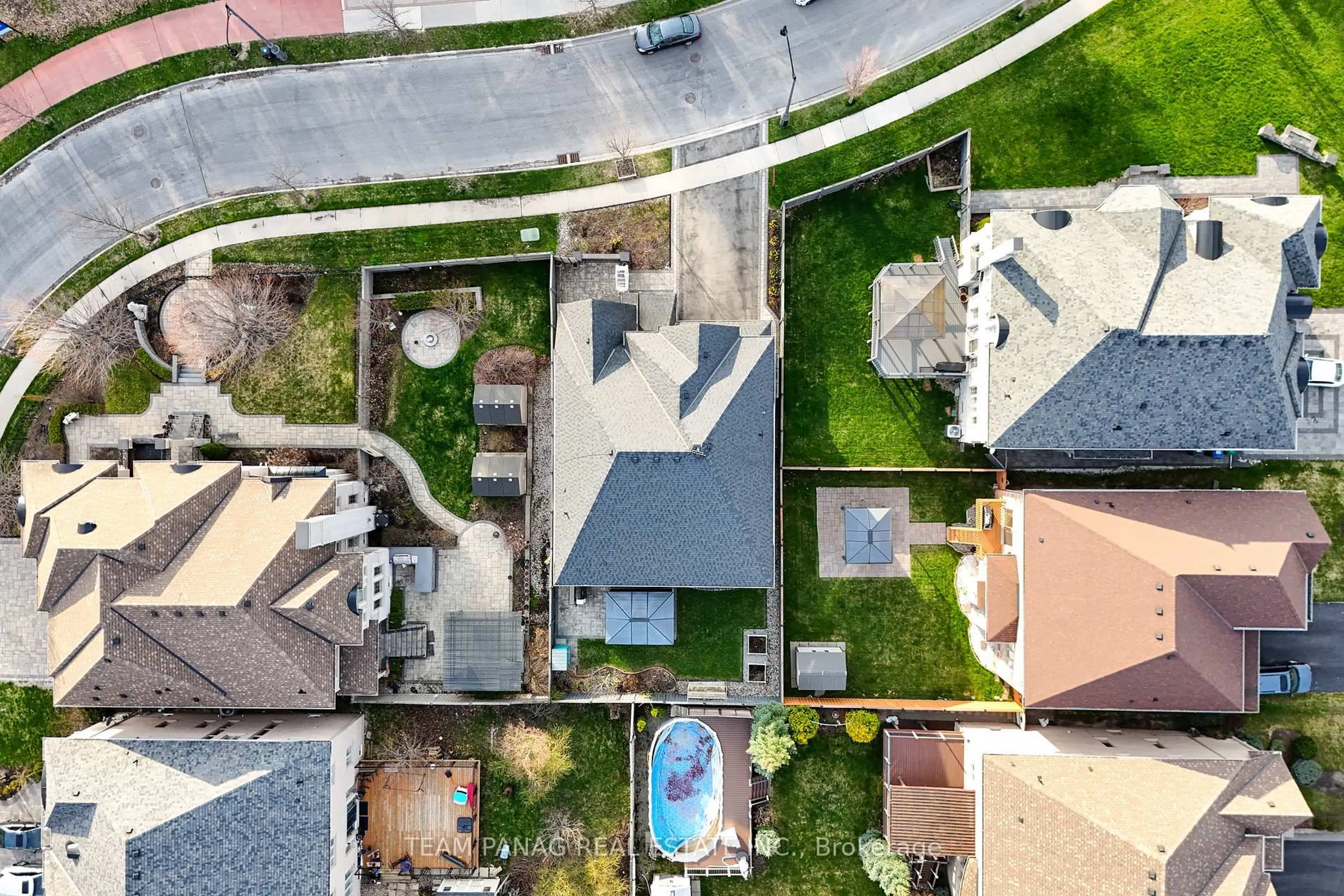 A pic from outside/outdoor area/front of a property/back of a property/a pic from drone, street for 39 Dalmeny Dr, Brampton Ontario L6X 2Y4