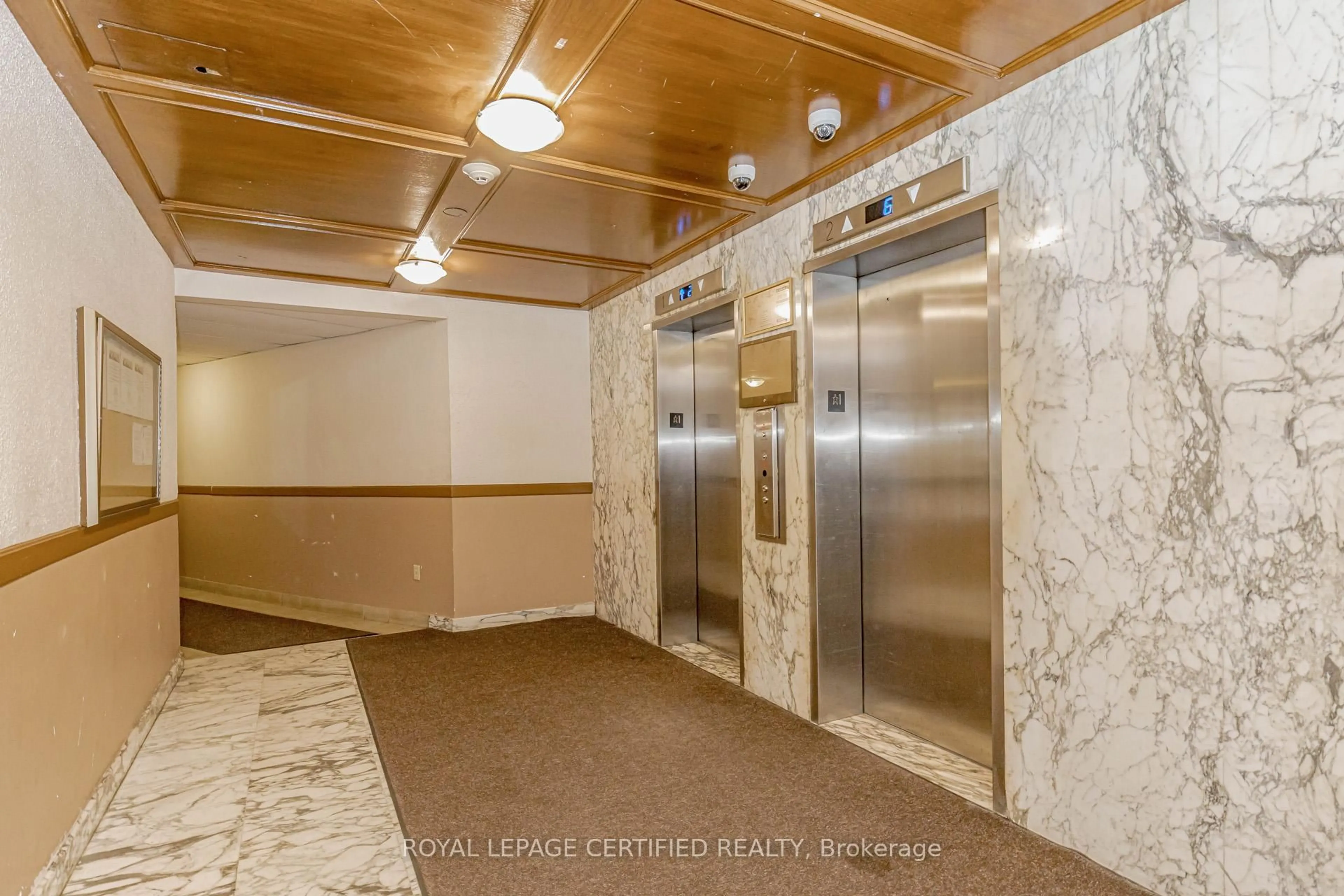 Indoor foyer for 3577 Derry Rd #502, Mississauga Ontario L4T 1B3