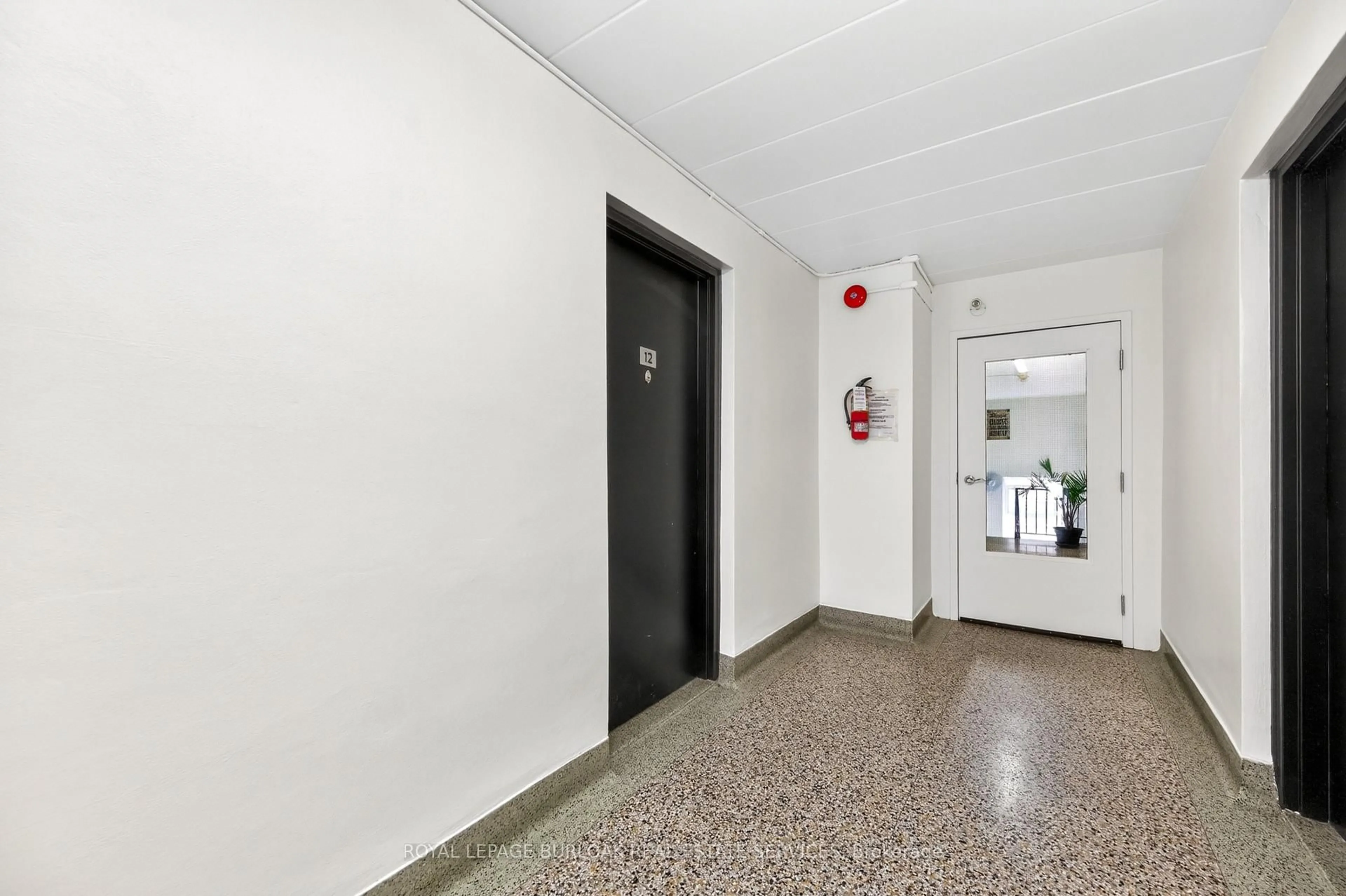 Indoor foyer for 2420 New St #12, Burlington Ontario L7R 1J6