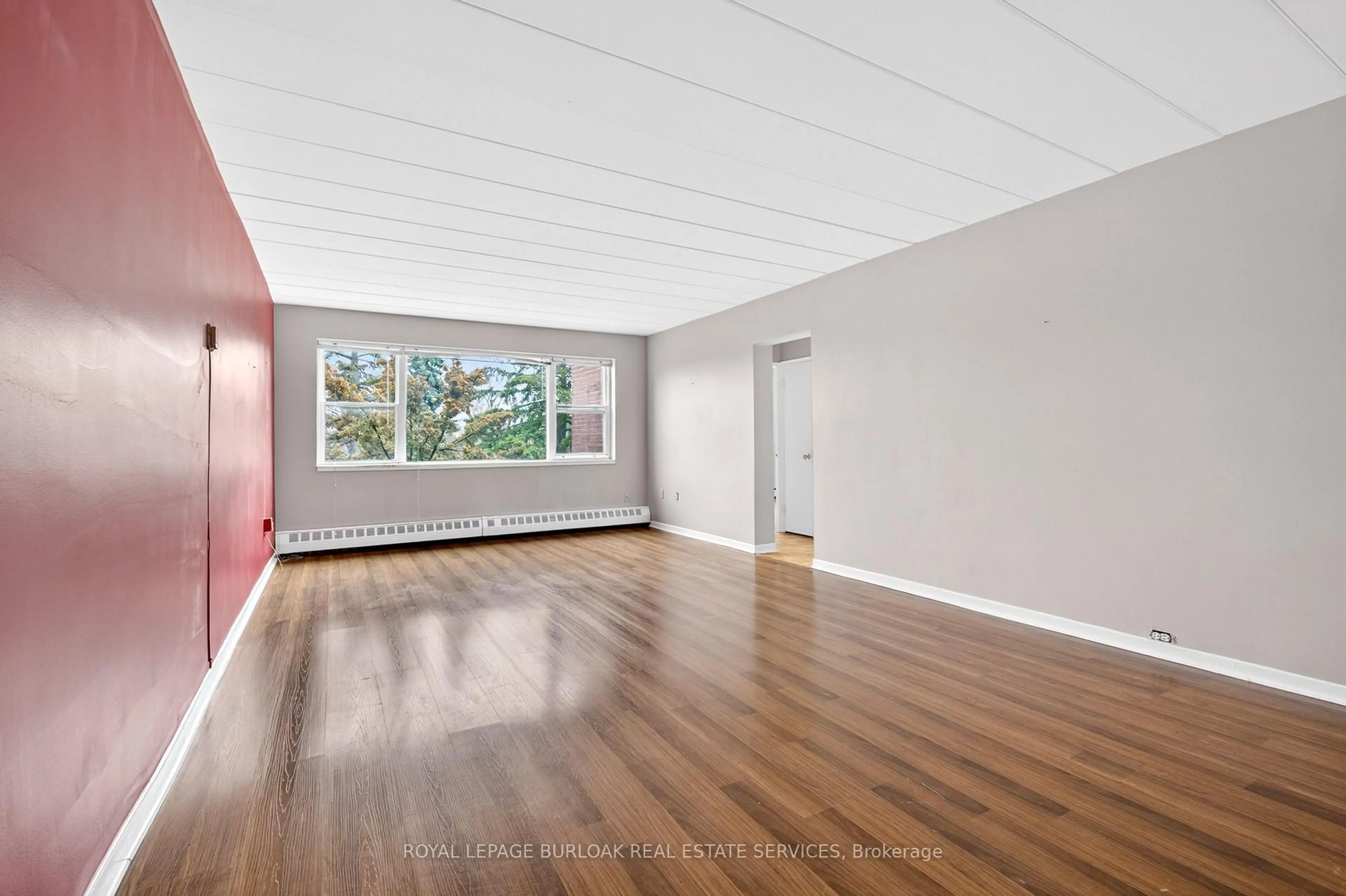 A pic of a room for 2420 New St #12, Burlington Ontario L7R 1J6