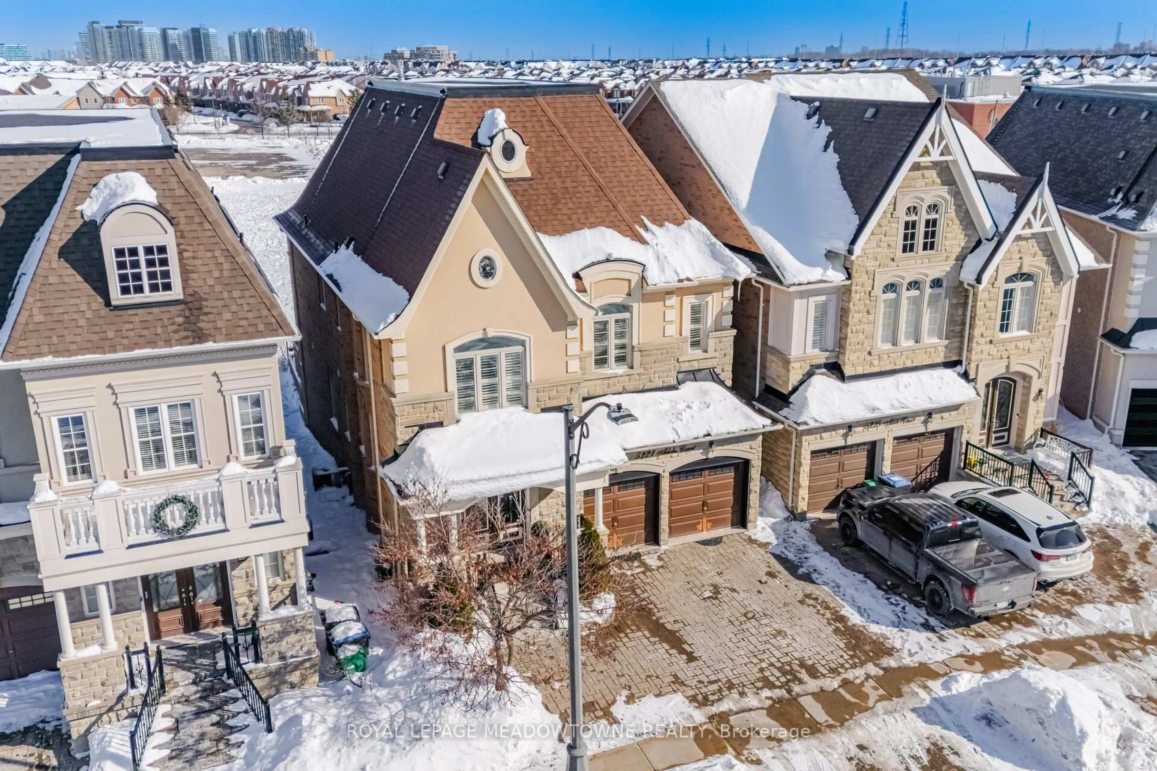 A pic from outside/outdoor area/front of a property/back of a property/a pic from drone, street for 5221 Adobe Crt, Mississauga Ontario L5M 0K8