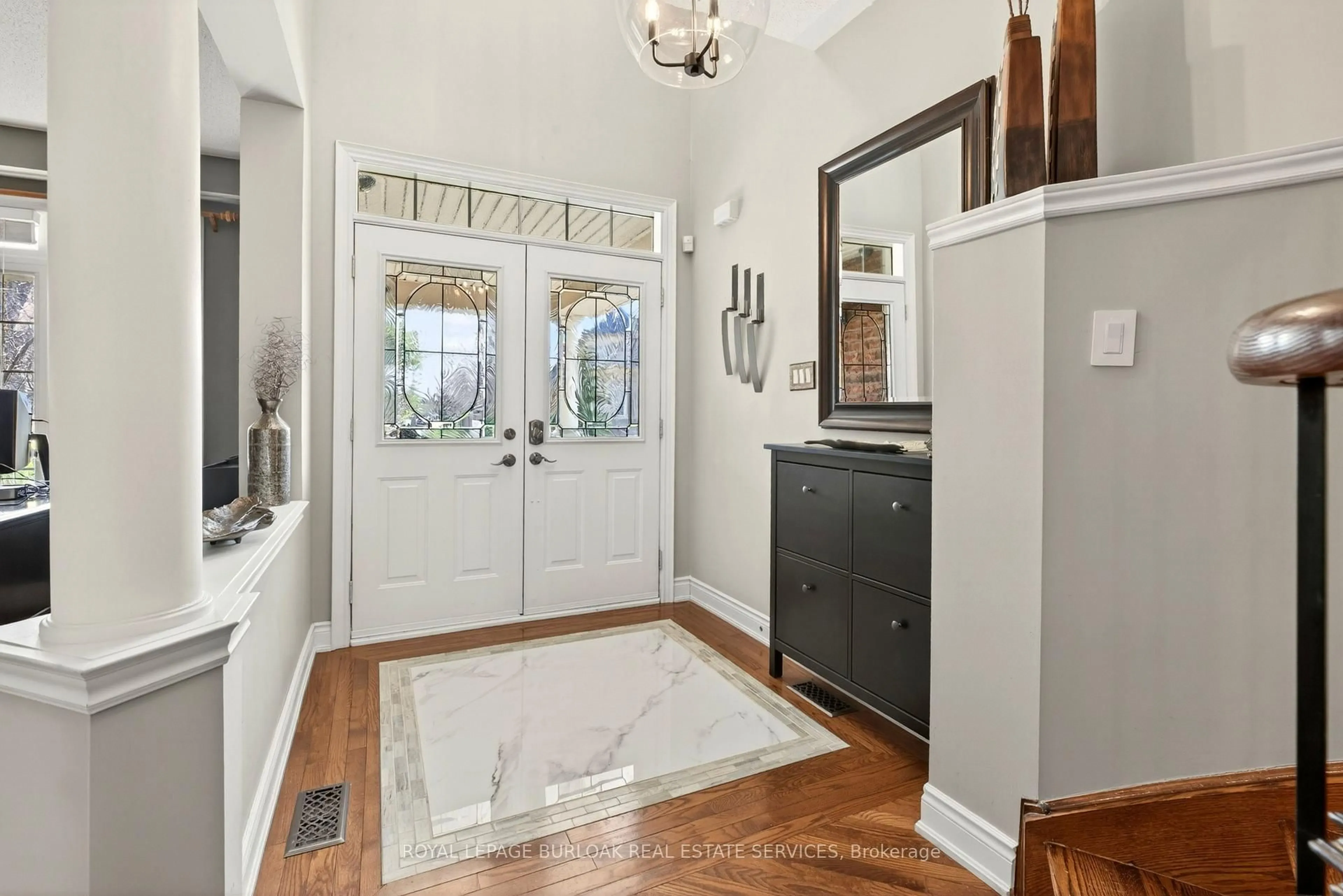 Indoor entryway for 283 Turning Leaf Rd, Oakville Ontario L6L 6V5