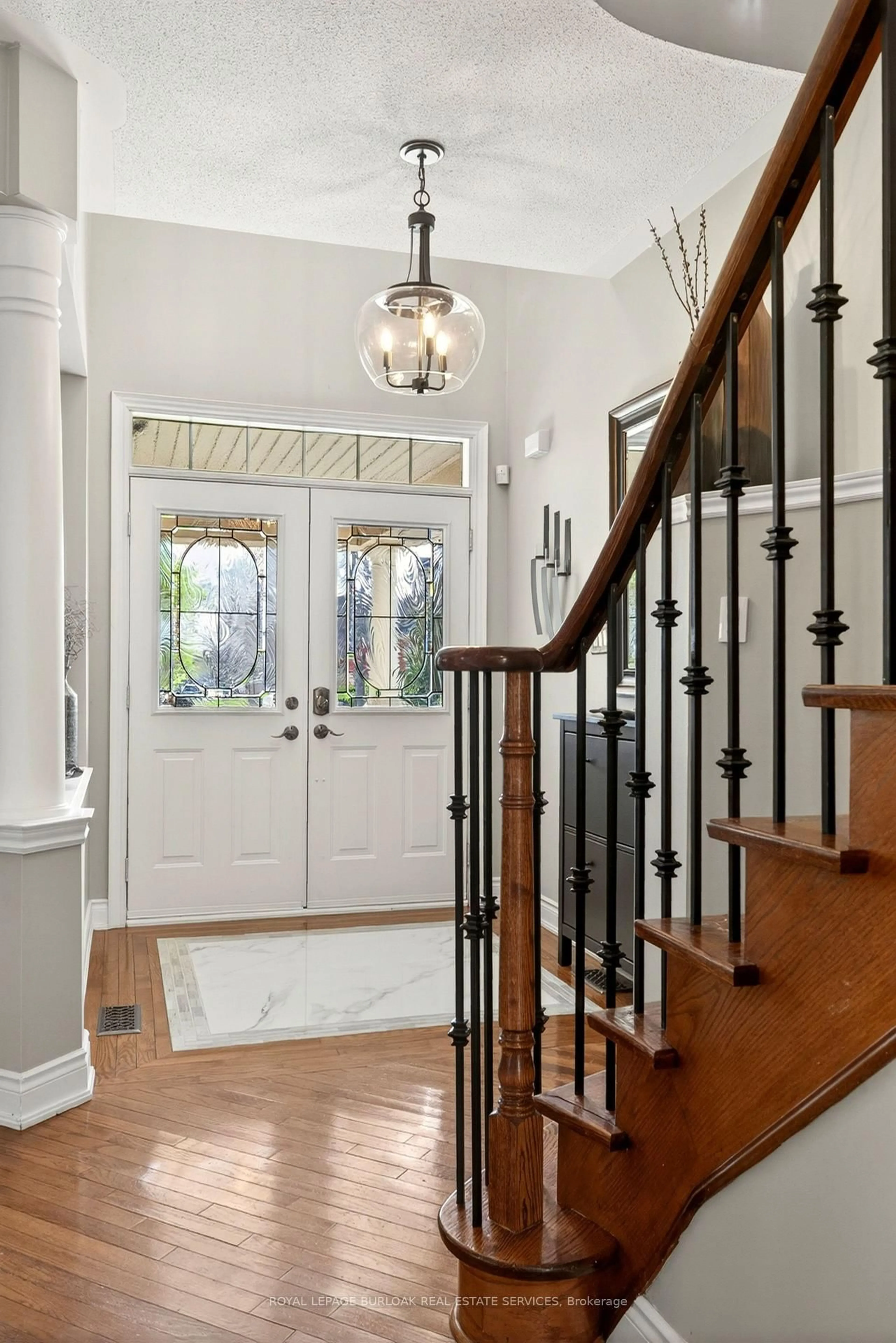 Indoor entryway for 283 Turning Leaf Rd, Oakville Ontario L6L 6V5