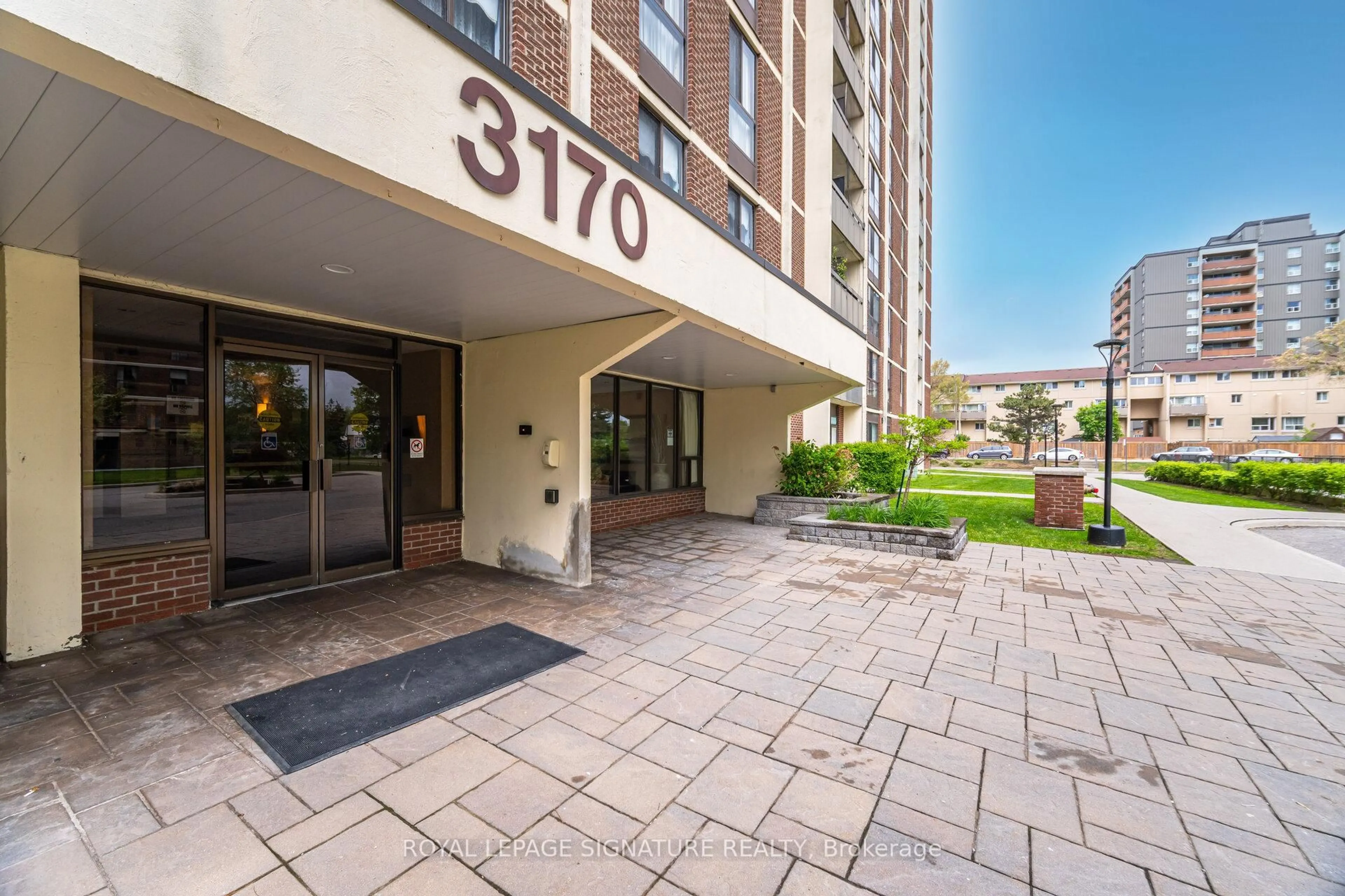 Patio, street for 3170 Kirwin Ave #1003, Mississauga Ontario L5A 3R1