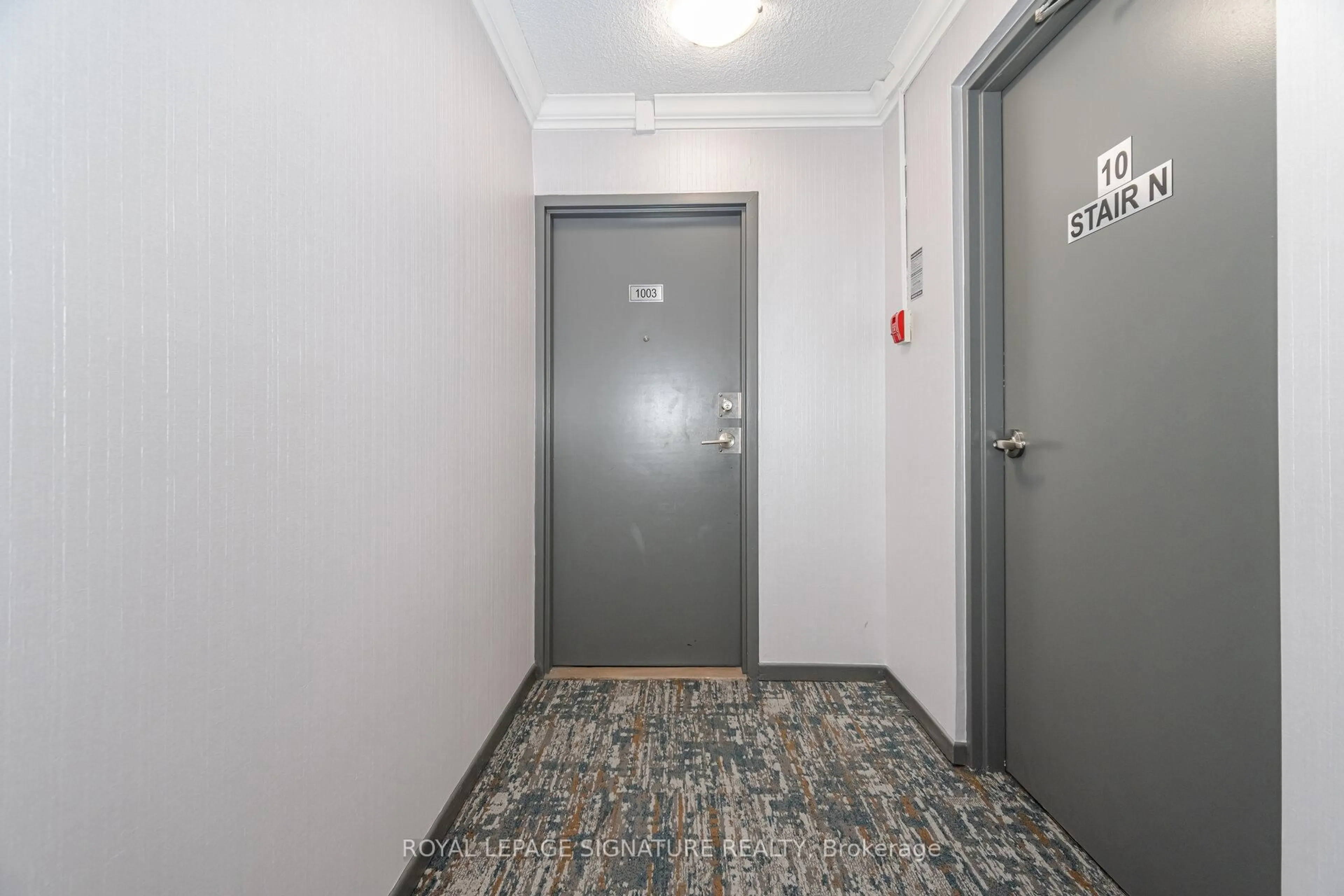 Indoor foyer for 3170 Kirwin Ave #1003, Mississauga Ontario L5A 3R1