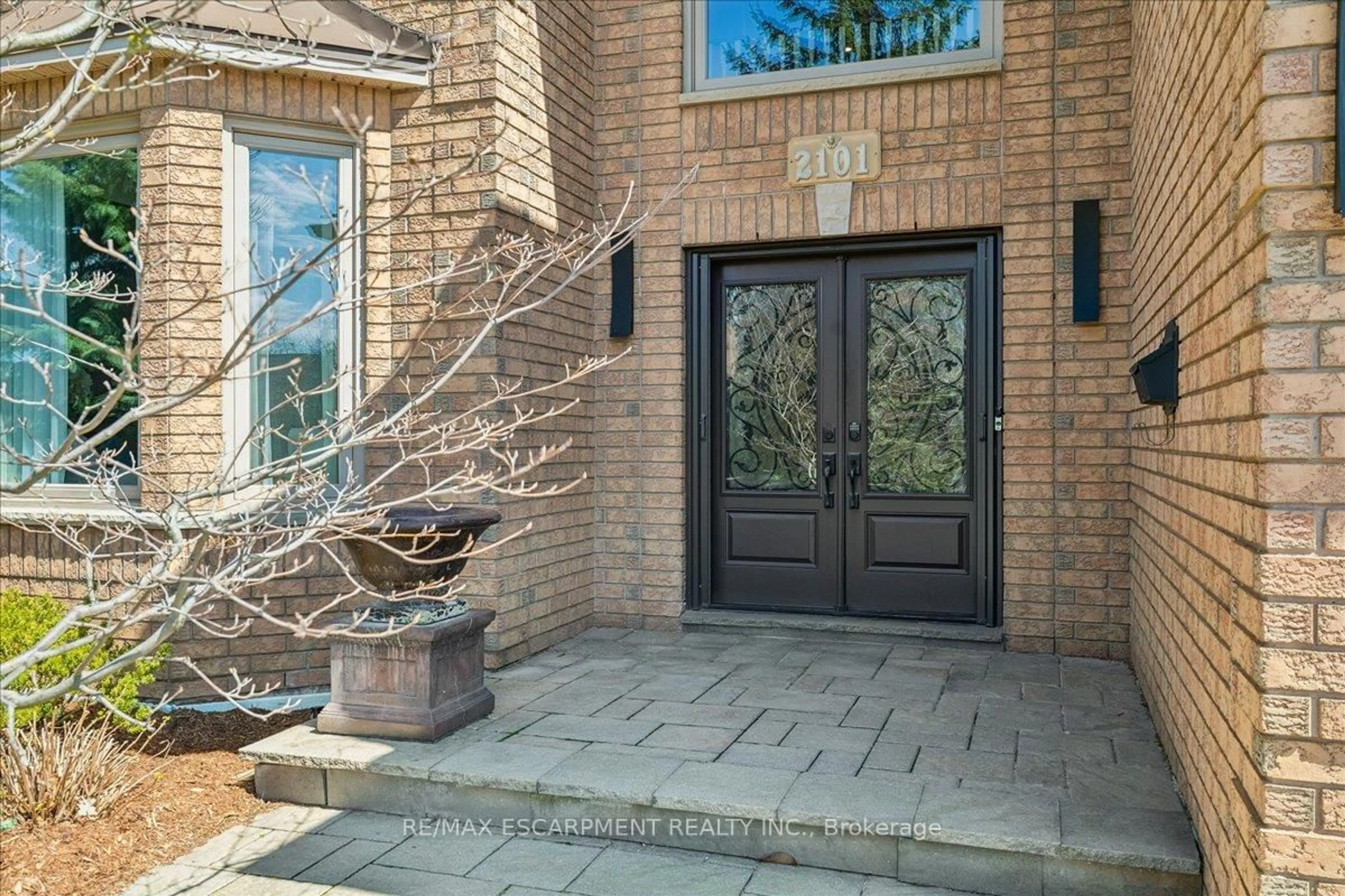 Indoor entryway for 2101 Westoak Trails Blvd, Oakville Ontario L6M 3L2