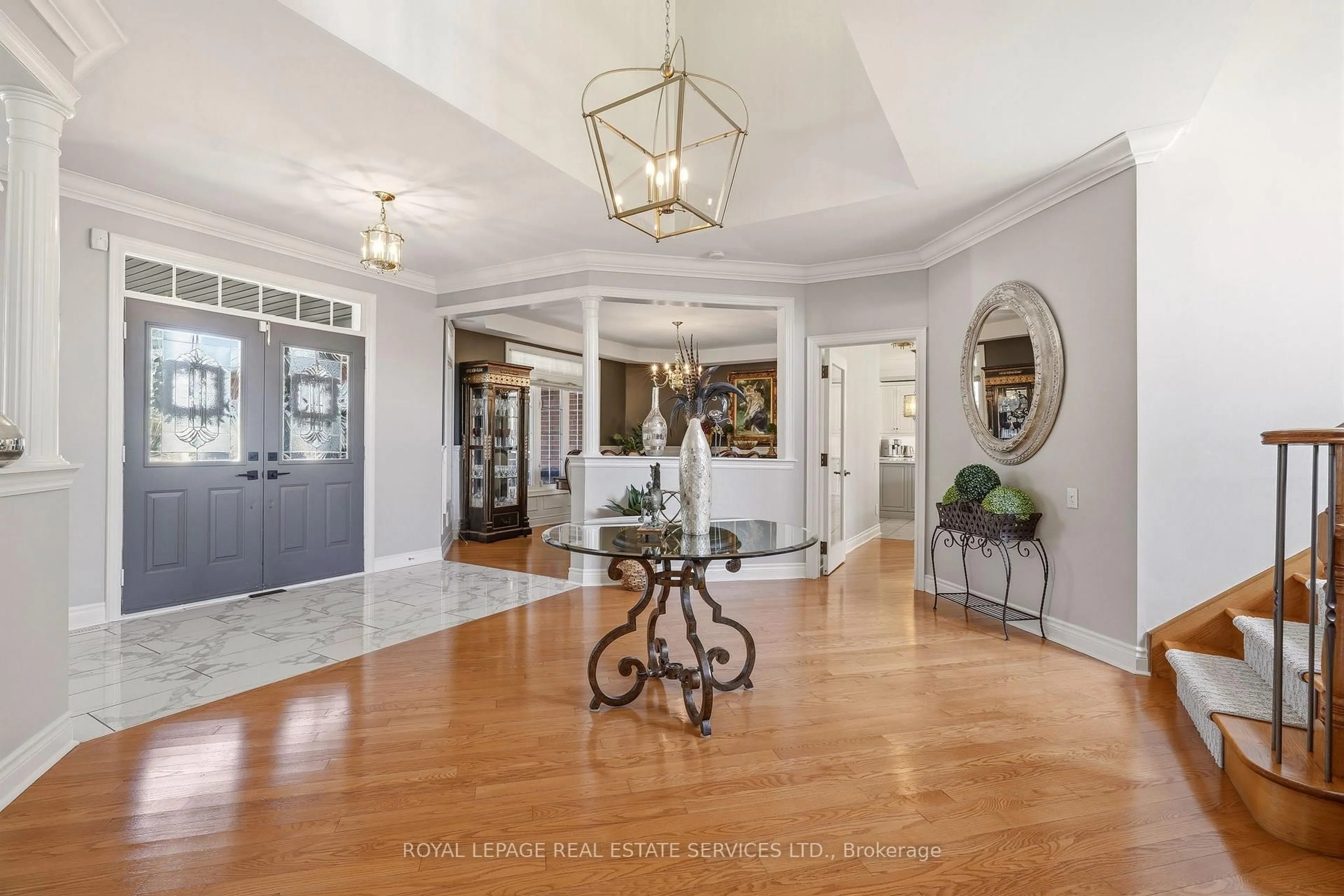 Indoor foyer for 35 Links Lane, Brampton Ontario L6Y 5H2