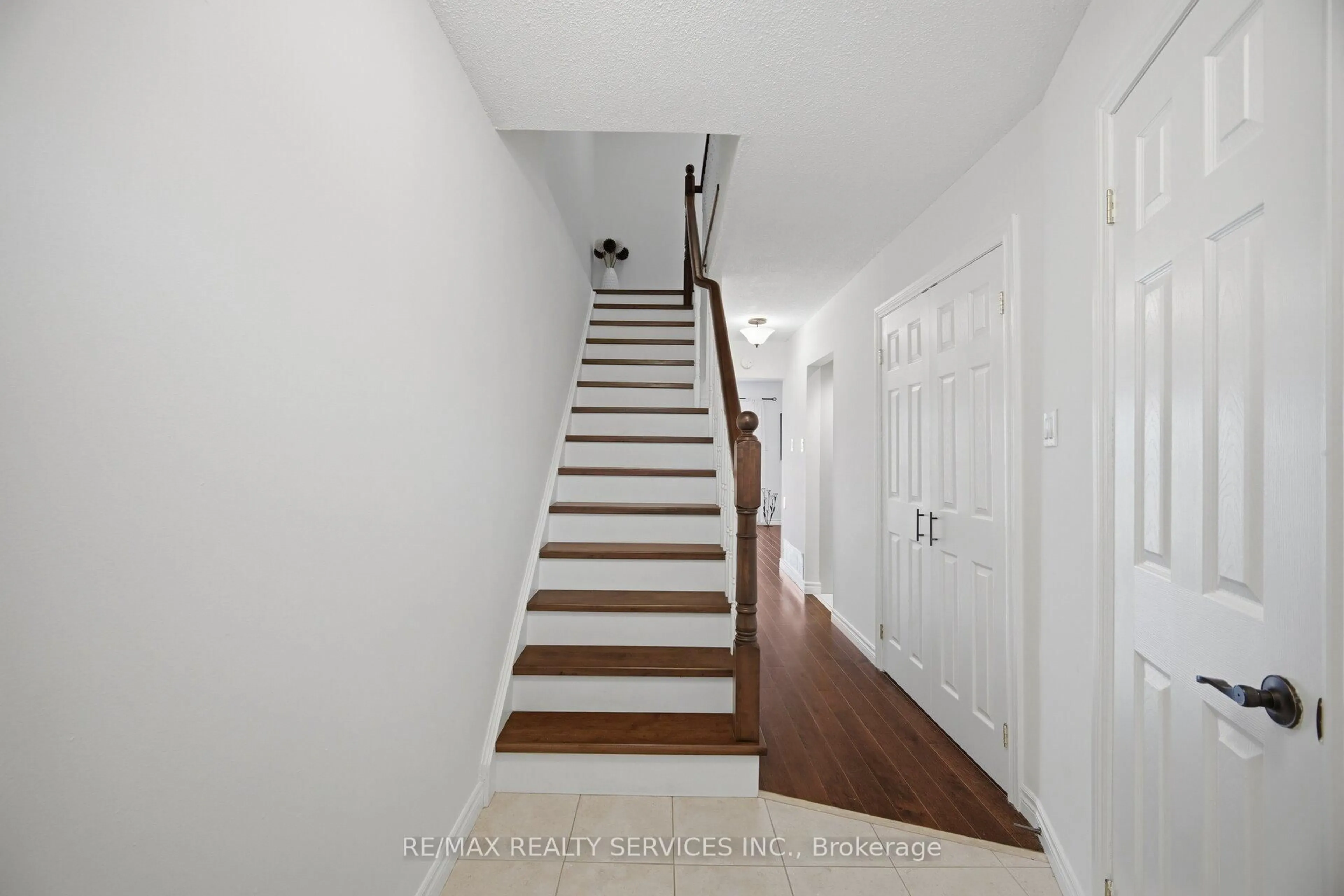 Stairs for 1 Tara Park Crt #1, Brampton Ontario L6V 3E4