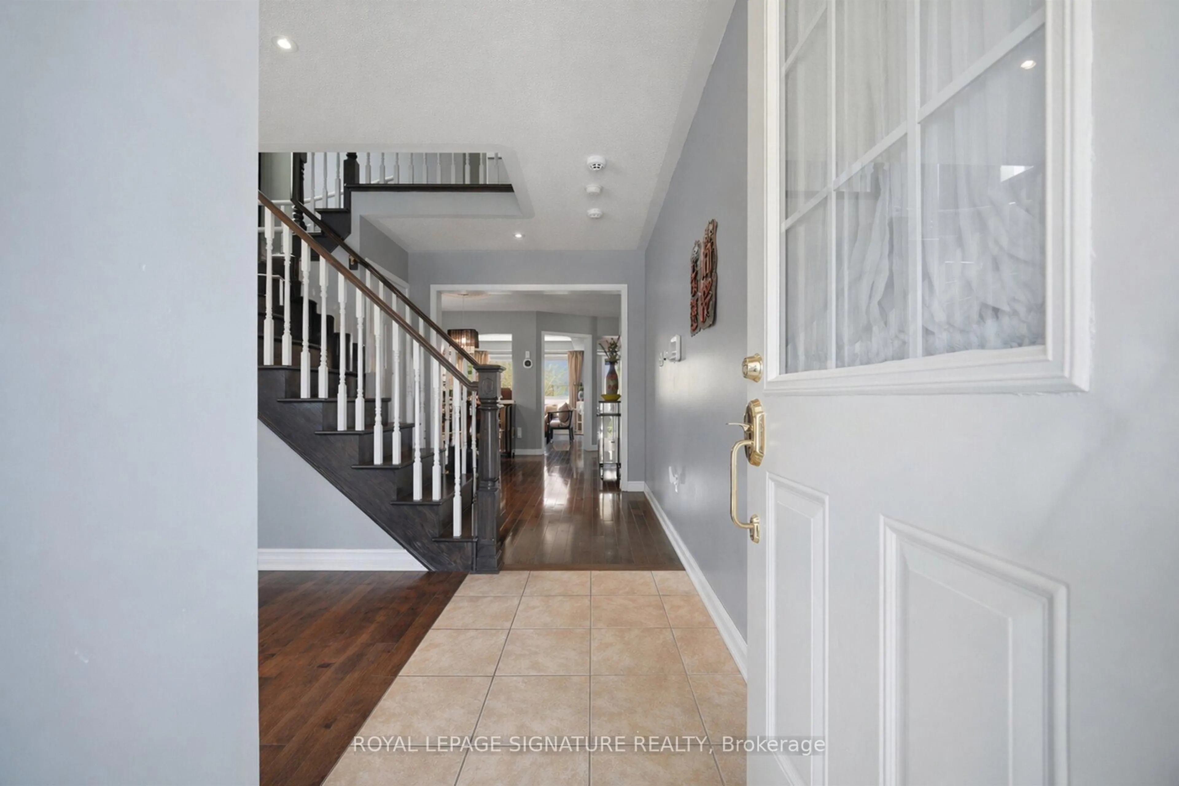 Indoor foyer for 12 Tawnie Cres, Brampton Ontario L6X 0L3