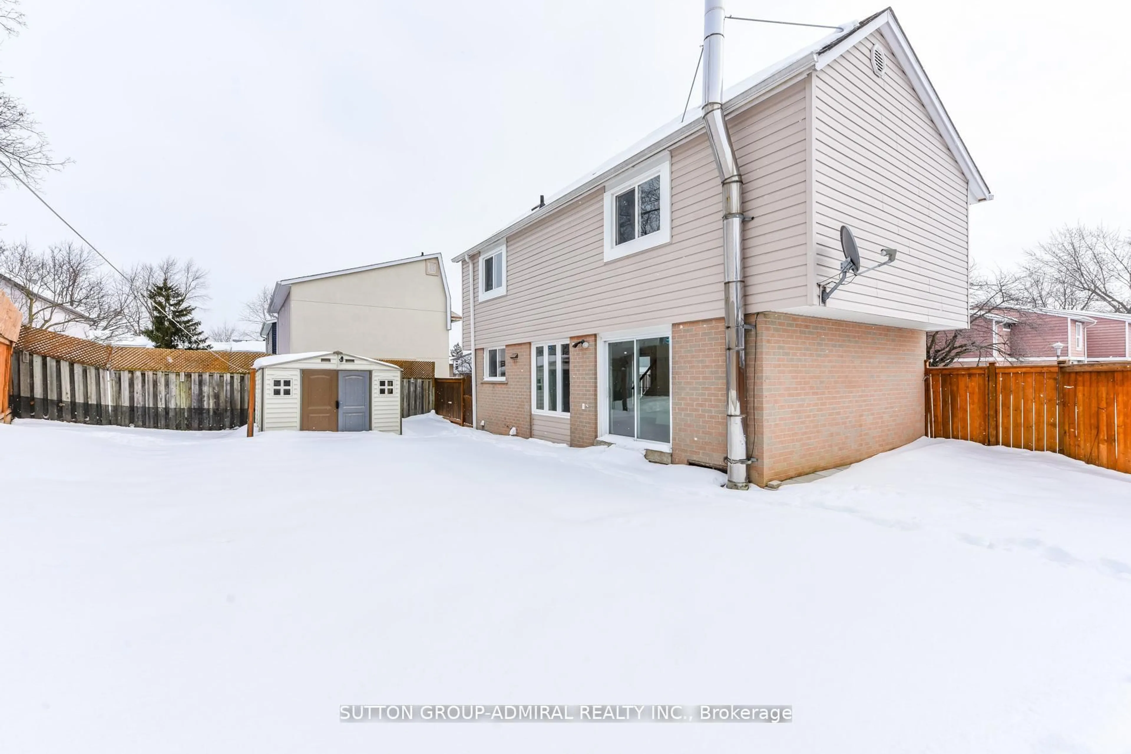 A pic from outside/outdoor area/front of a property/back of a property/a pic from drone, street for 4 Hardcastle Crt, Brampton Ontario L6S 2A9