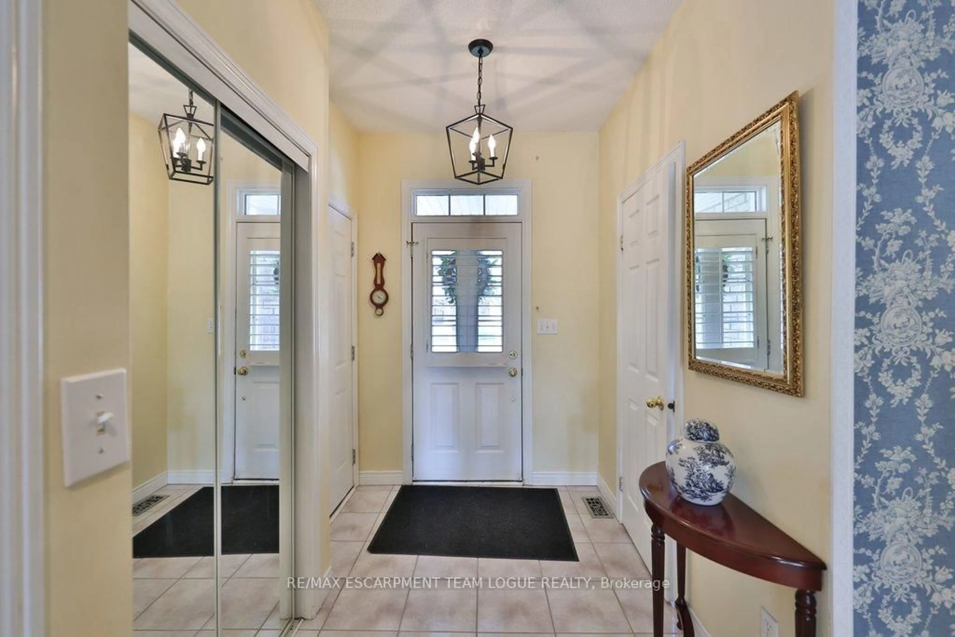 Indoor entryway for 2148 Greenway Terr, Burlington Ontario L7M 4L1